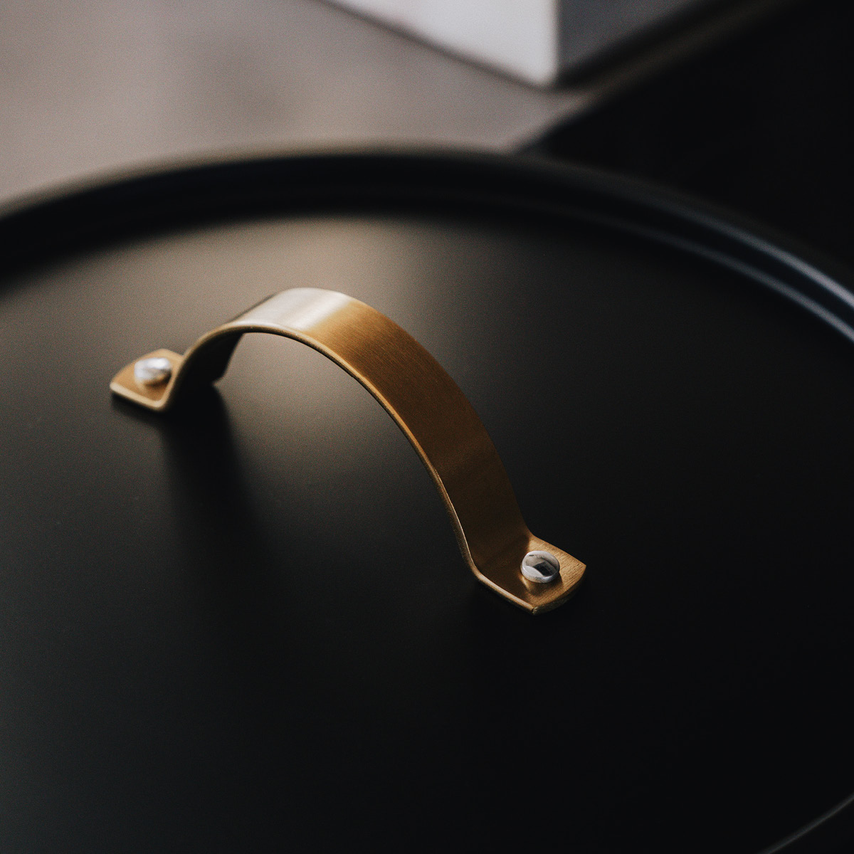 Vargen & Thor Arvet Universaali kansi 28 cm Musta