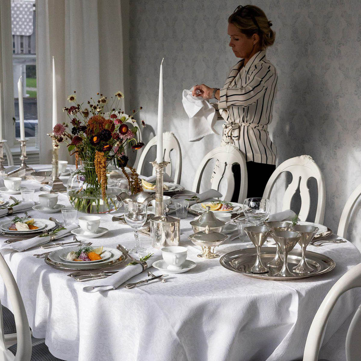 Ekelund Medaljong duk 150x210 cm lys grå