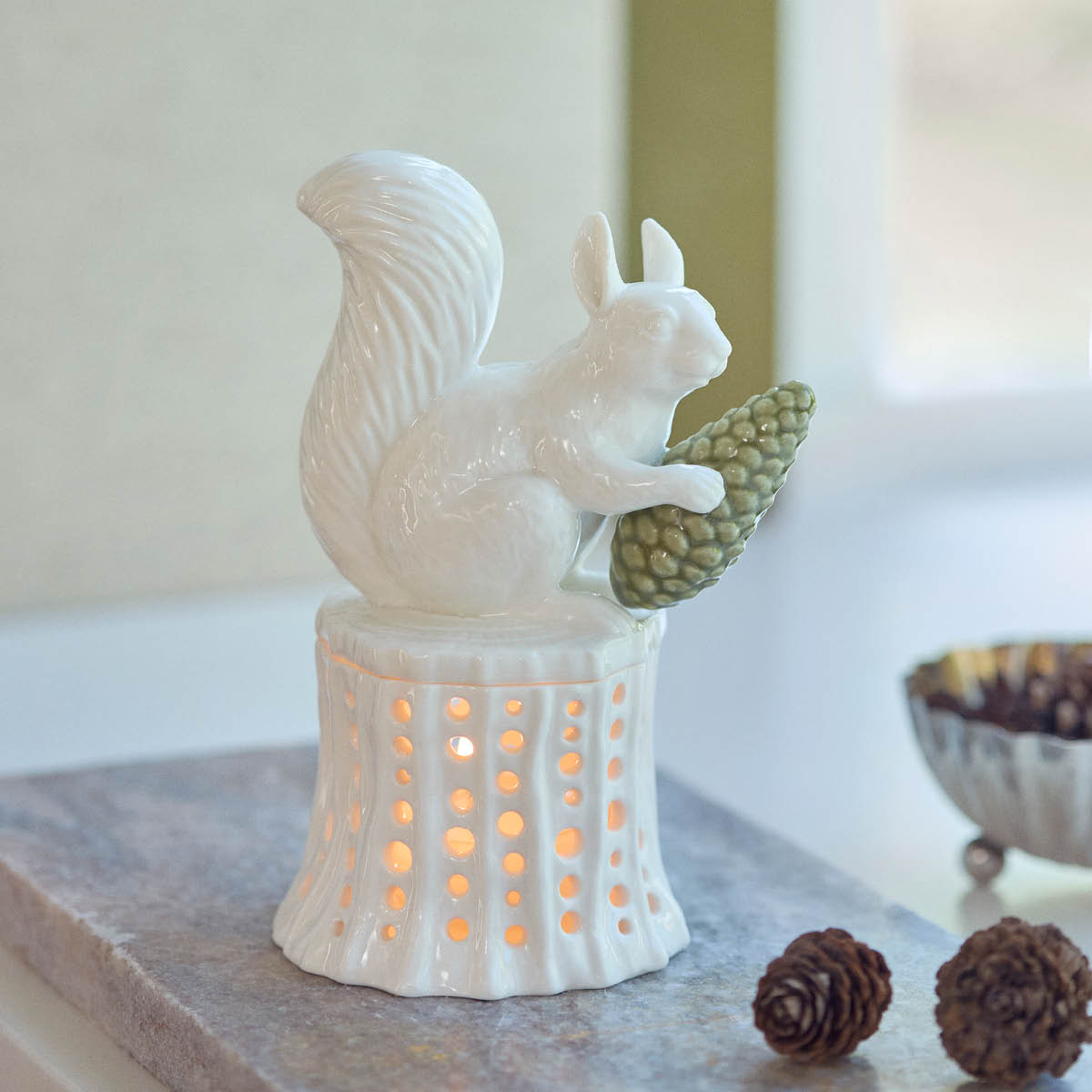 Dottir Winter Stories telysestake 15,8 cm squirrel on tree