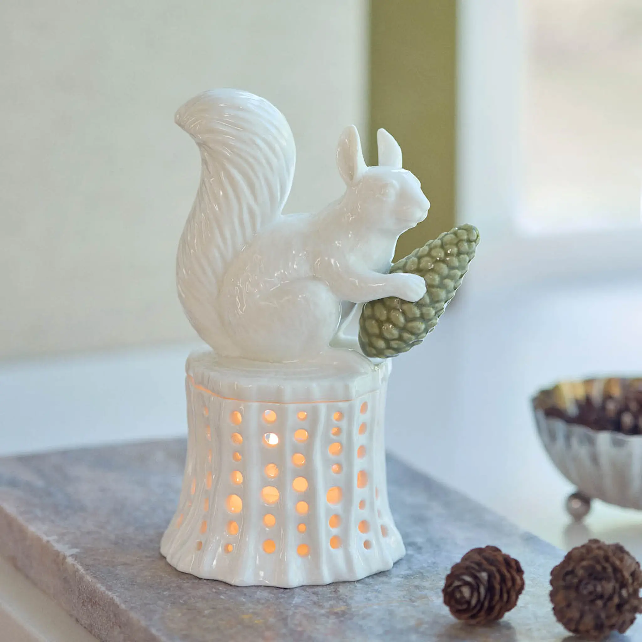 Dottir Winter Stories ljuslykta 15,8 cm ekorre på trästubbe