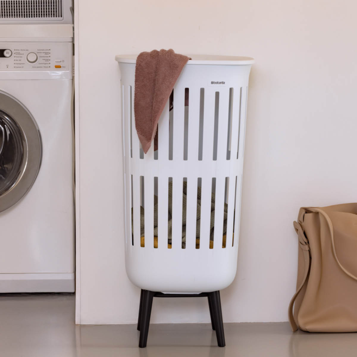 Brabantia Collect-It tvättkorg med ben 55 L vit