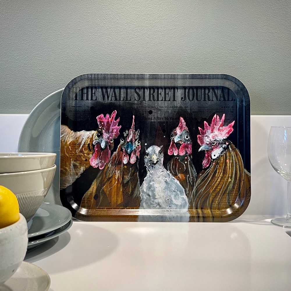 LISA TÖRNER ART Bricka Roosters of Wall Street 28x36 cm Svart