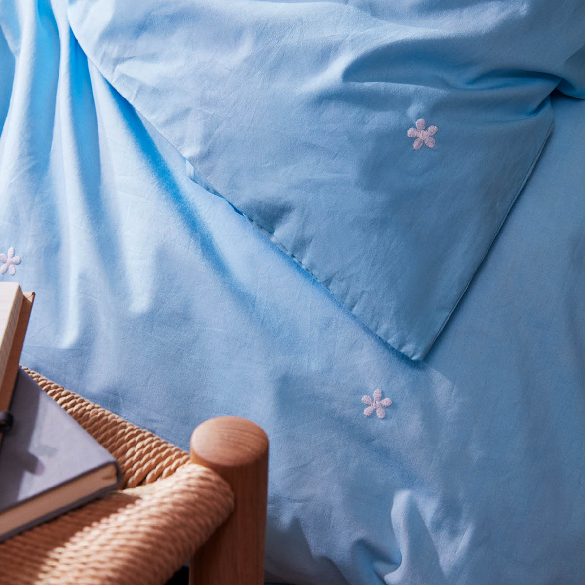Juna Daisy påslakanset 150x210 cm ljusblå