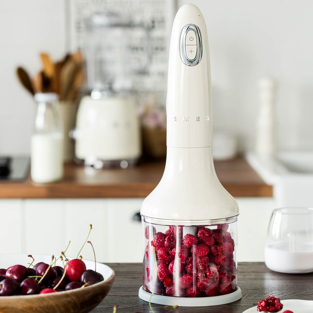Smeg Smeg stavmixer med tillbehör HBF00 creme