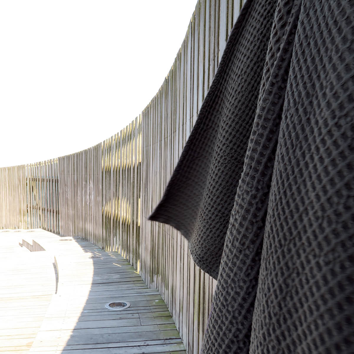 The Organic Company Big Waffle badehånkle 150x100 cm mørkegrå