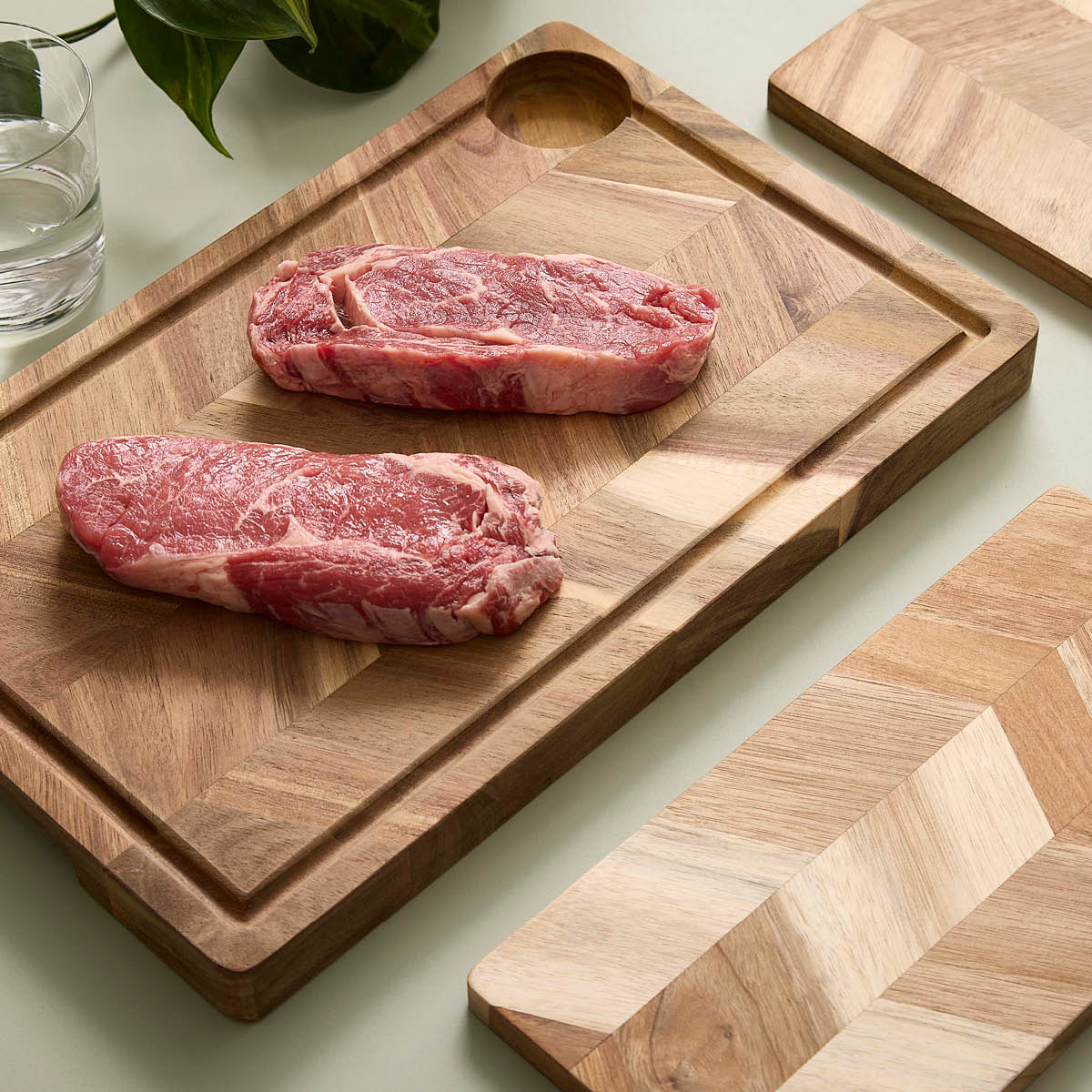 Aida Design skärbräda med saftspår 40x26x3 cm akacia