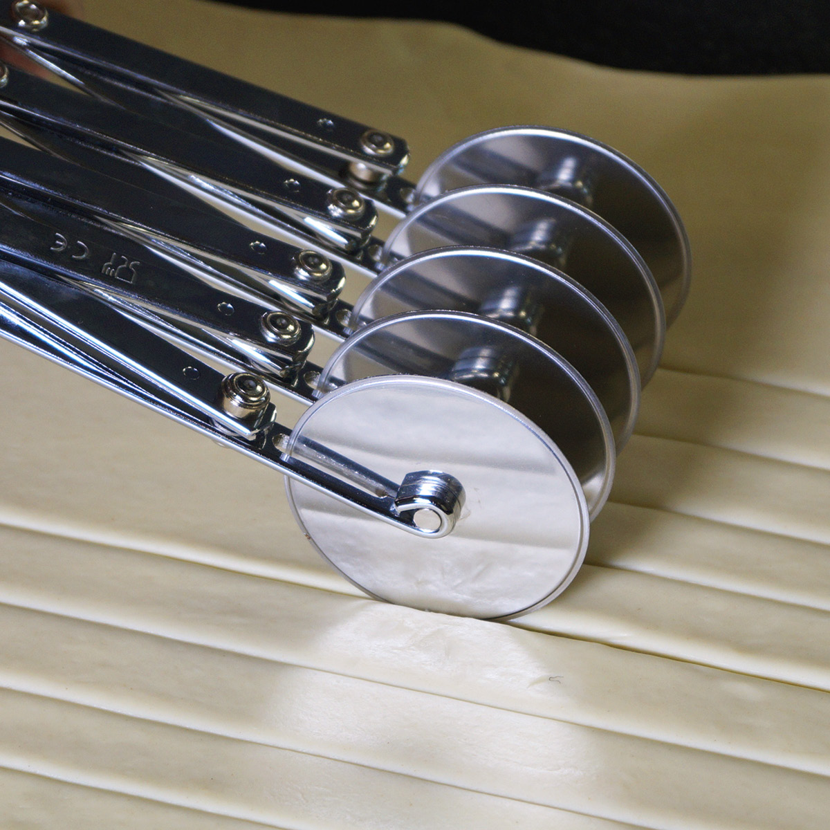 de Buyer Degskärare med 5 hjul 22,5x5,5 cm stål