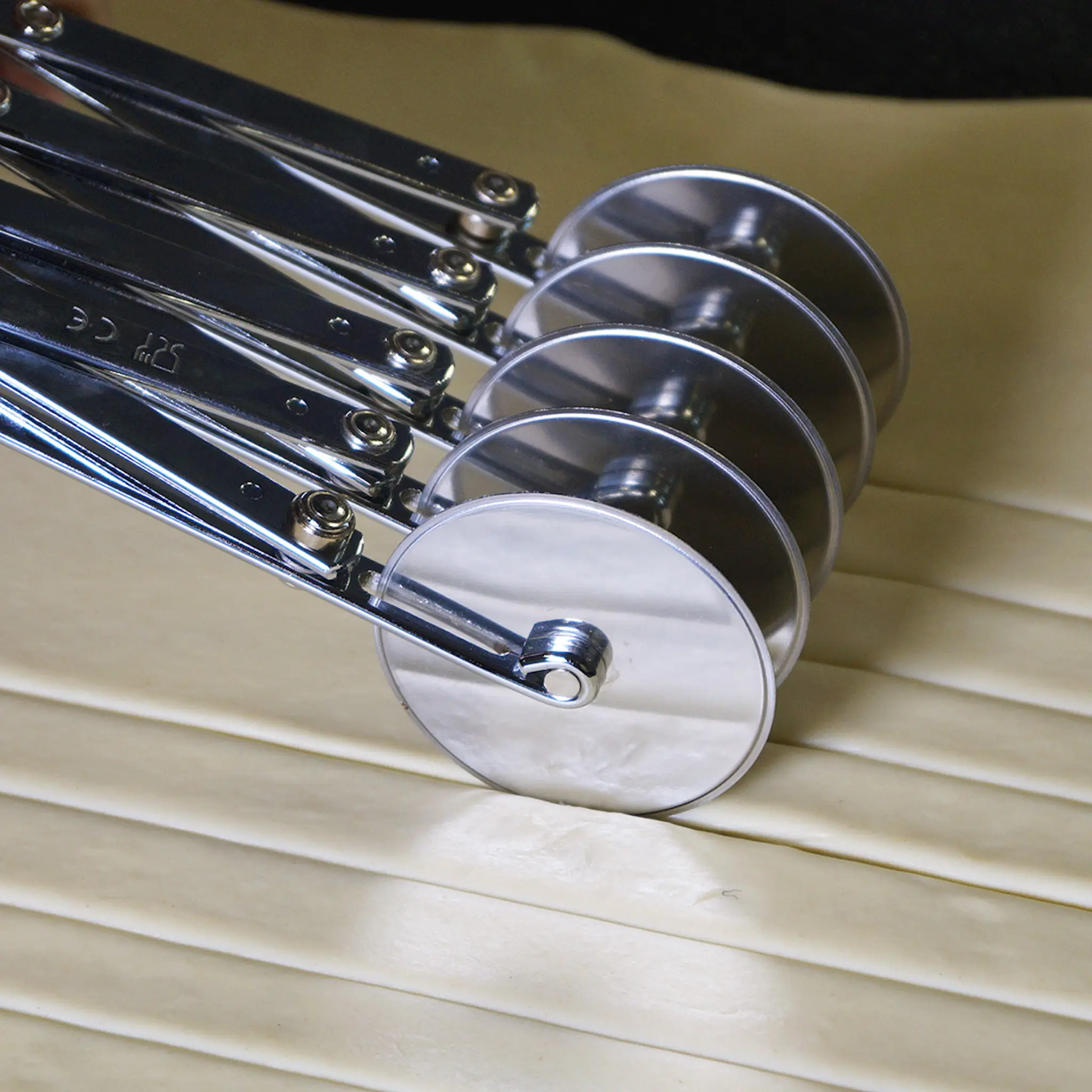 de Buyer Degskärare med 5 hjul 22,5x5,5 cm stål