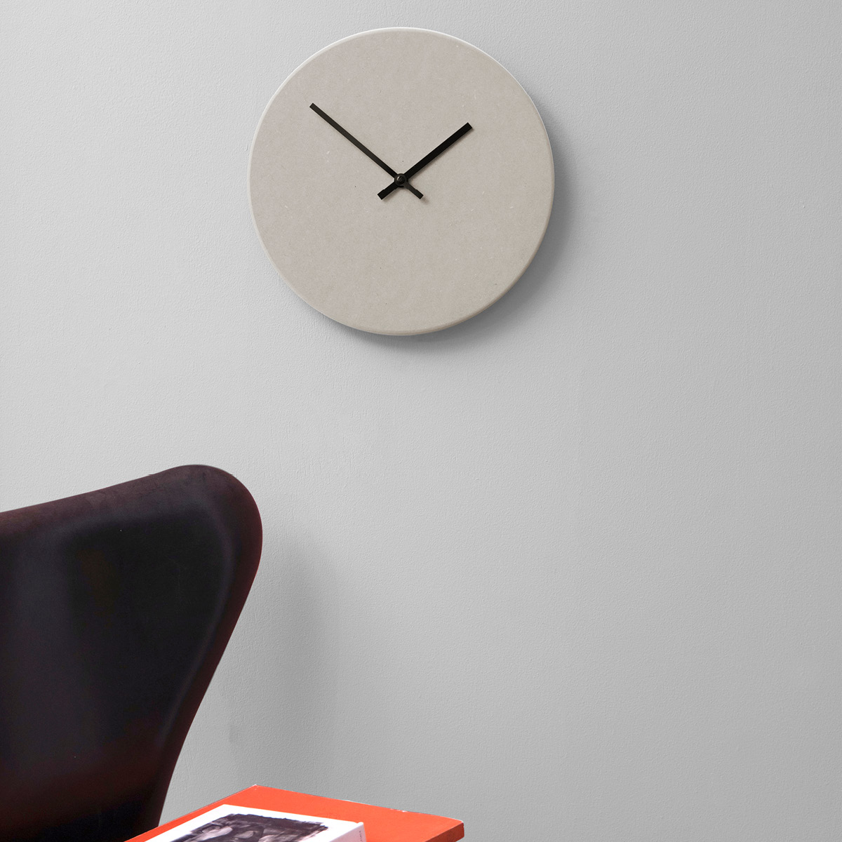 Hemverk Shape Light Grey Seinäkello 28 cm Vaaleanharmaa/Musta