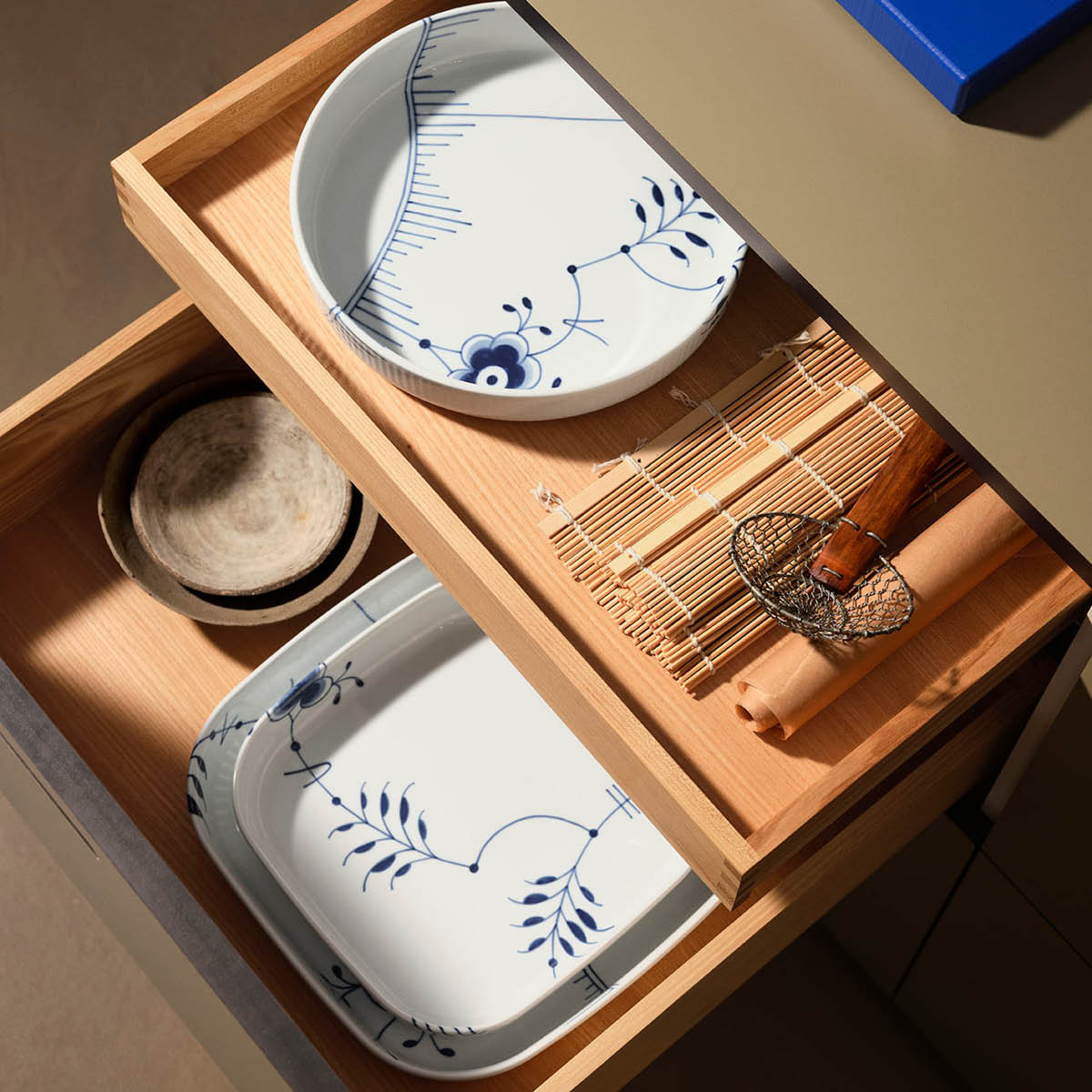 Royal Copenhagen Blå Mega Riflet rund ovnsform 27 cm