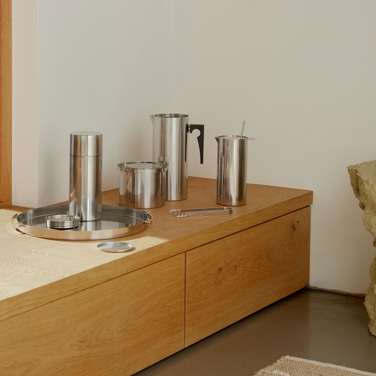 Stelton Arne Jacobsen serveringsbricka 33,5 cm stål