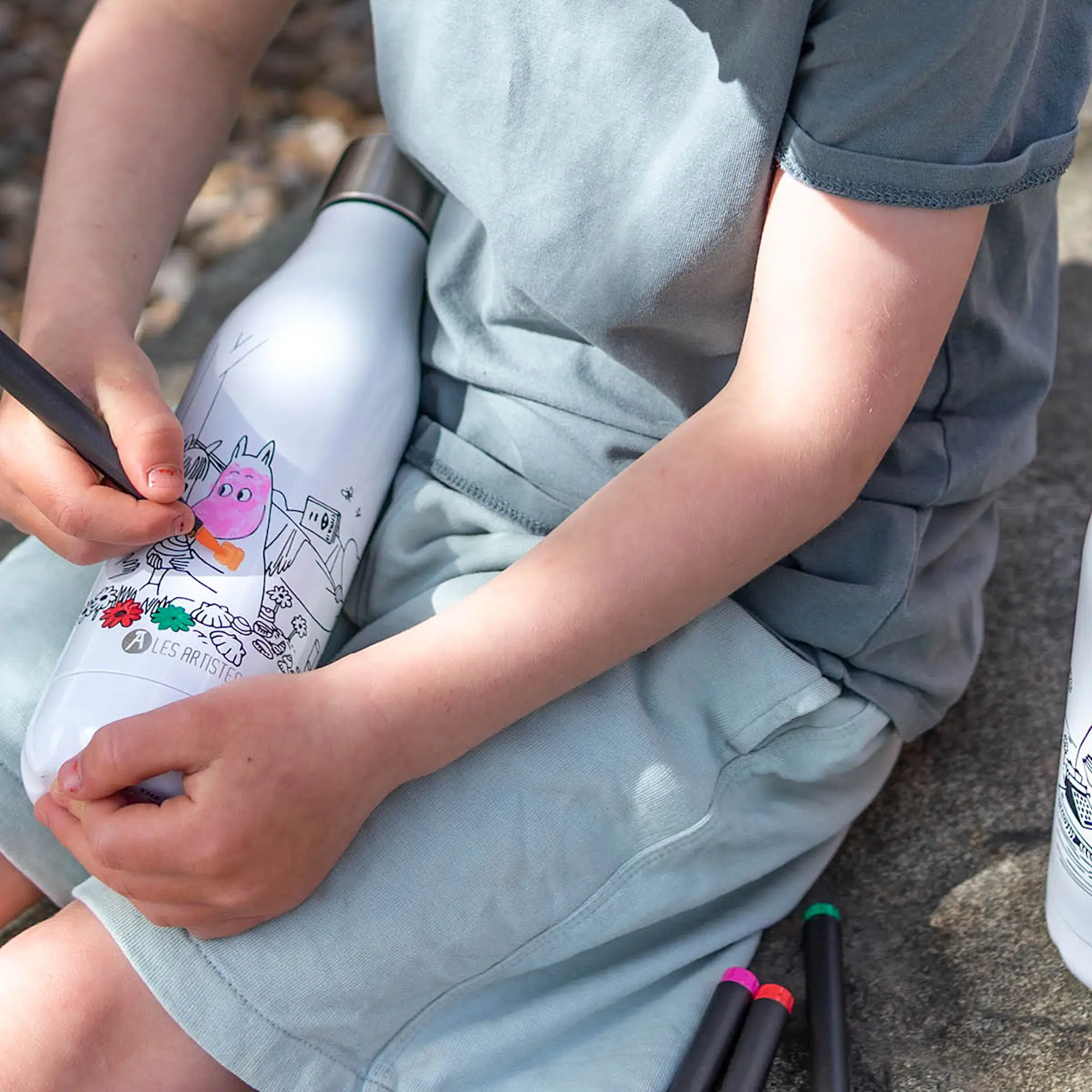 Les Artistes Bottle Up Mumin termoflaska 0,5 L med pennor vit/multi