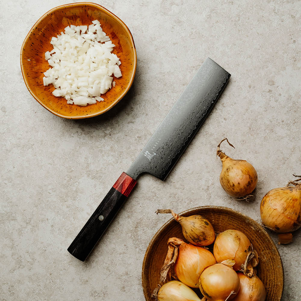 Yaxell Rei Vihannesveitsi 16,5 cm DLC Musta/Punainen