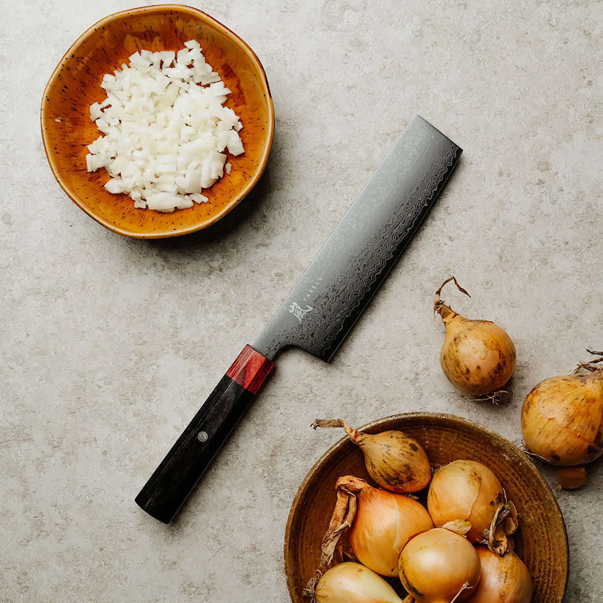 Yaxell Rei Vihannesveitsi 16,5 cm DLC Musta/Punainen