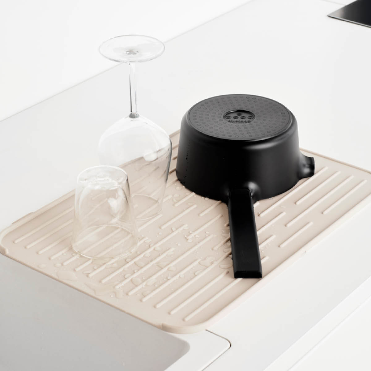 Brabantia SinkSide diskunderlägg i silikon 44x32 cm soft beige