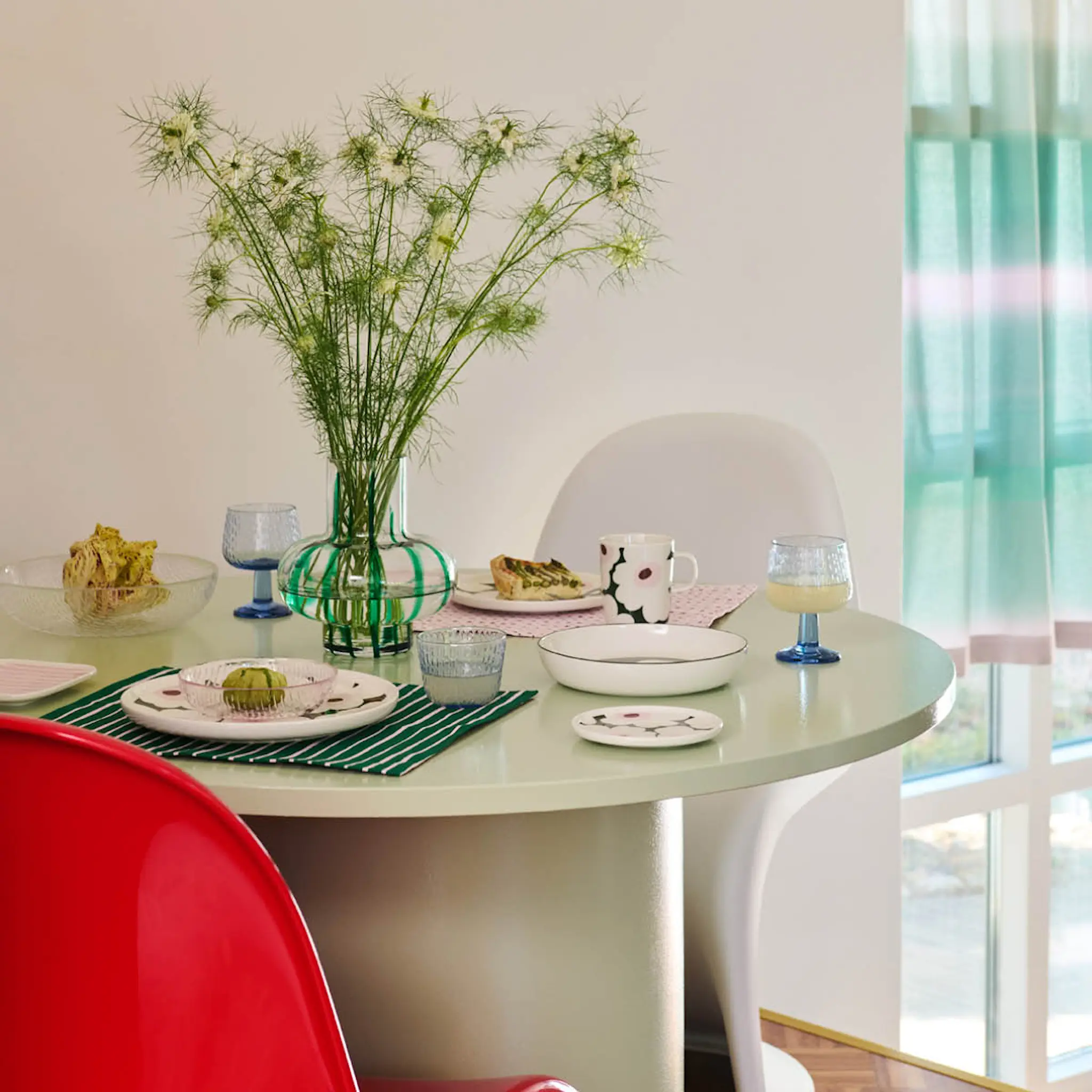 Marimekko Unikko mugg 40 cl vit/mörkgrön/rosa