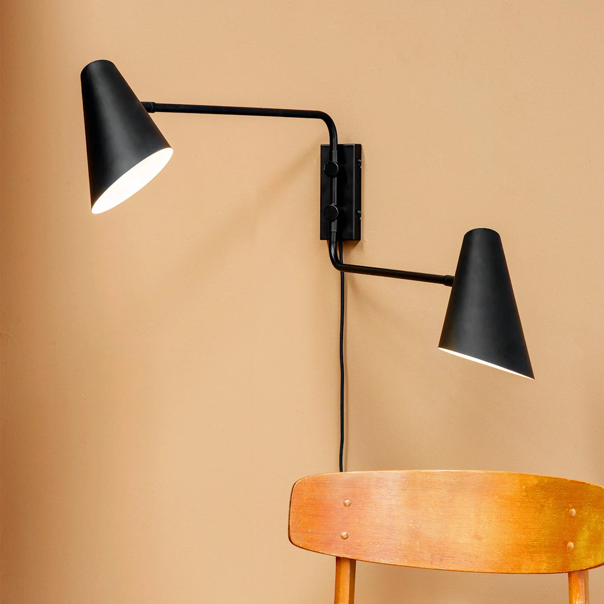 Dyberg Larsen Cale vägglampa 46 cm svart
