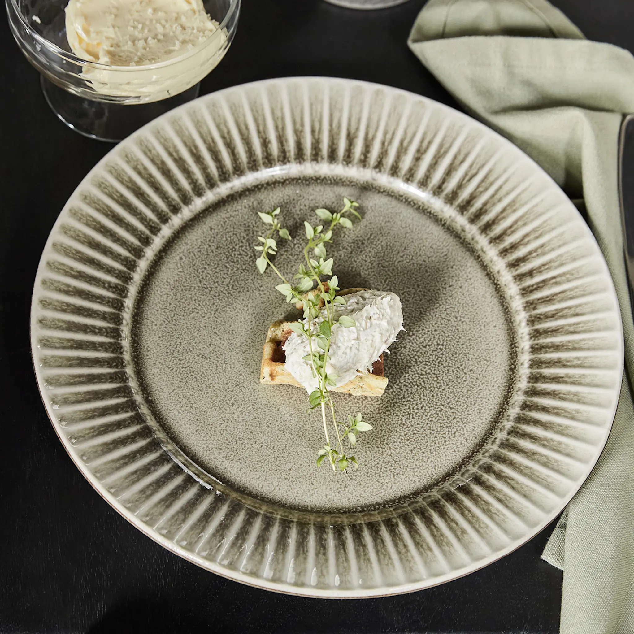 House Doctor Pleat Lautanen 27 cm Harmaa/Ruskea