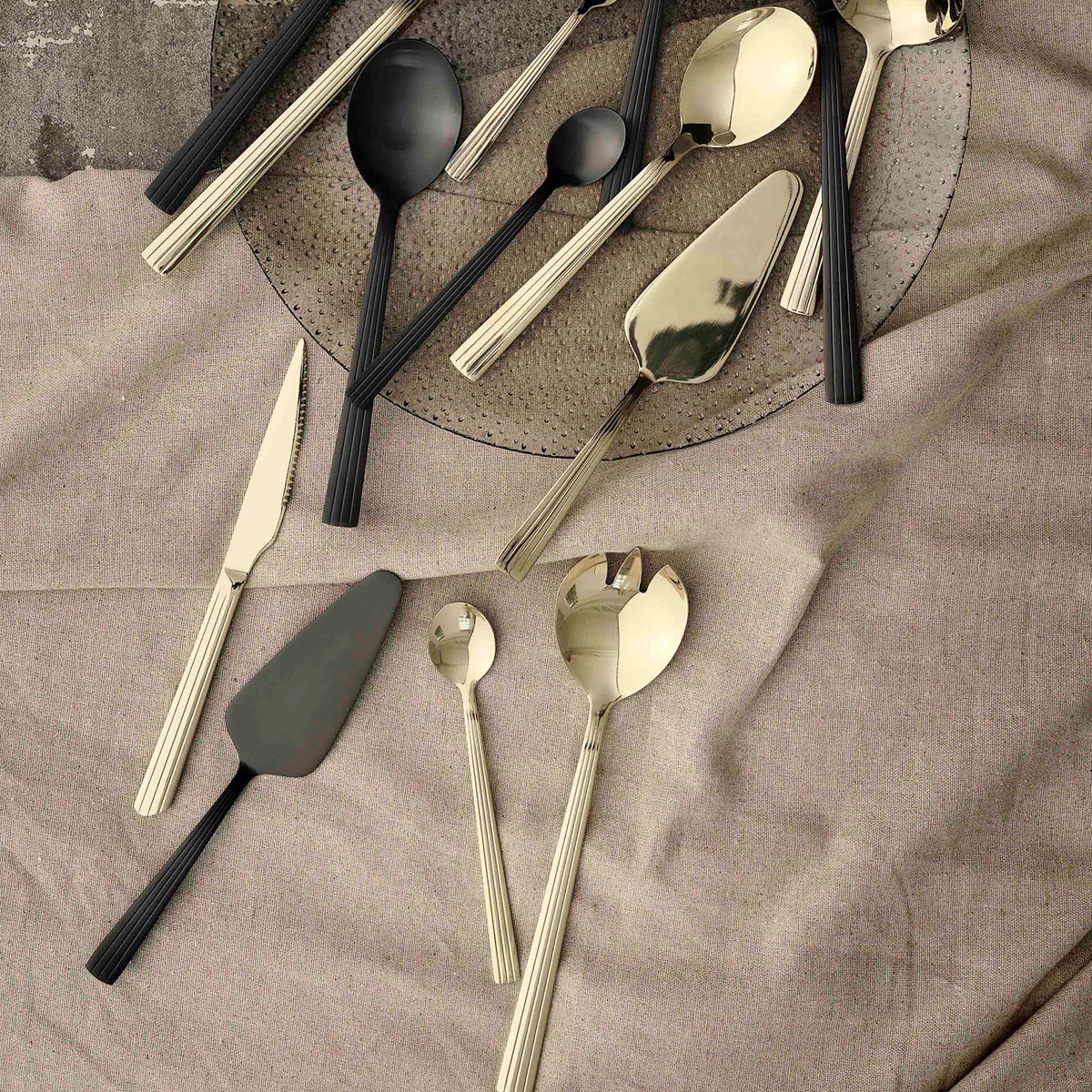 Aida RAW kakespade 26 cm matte black