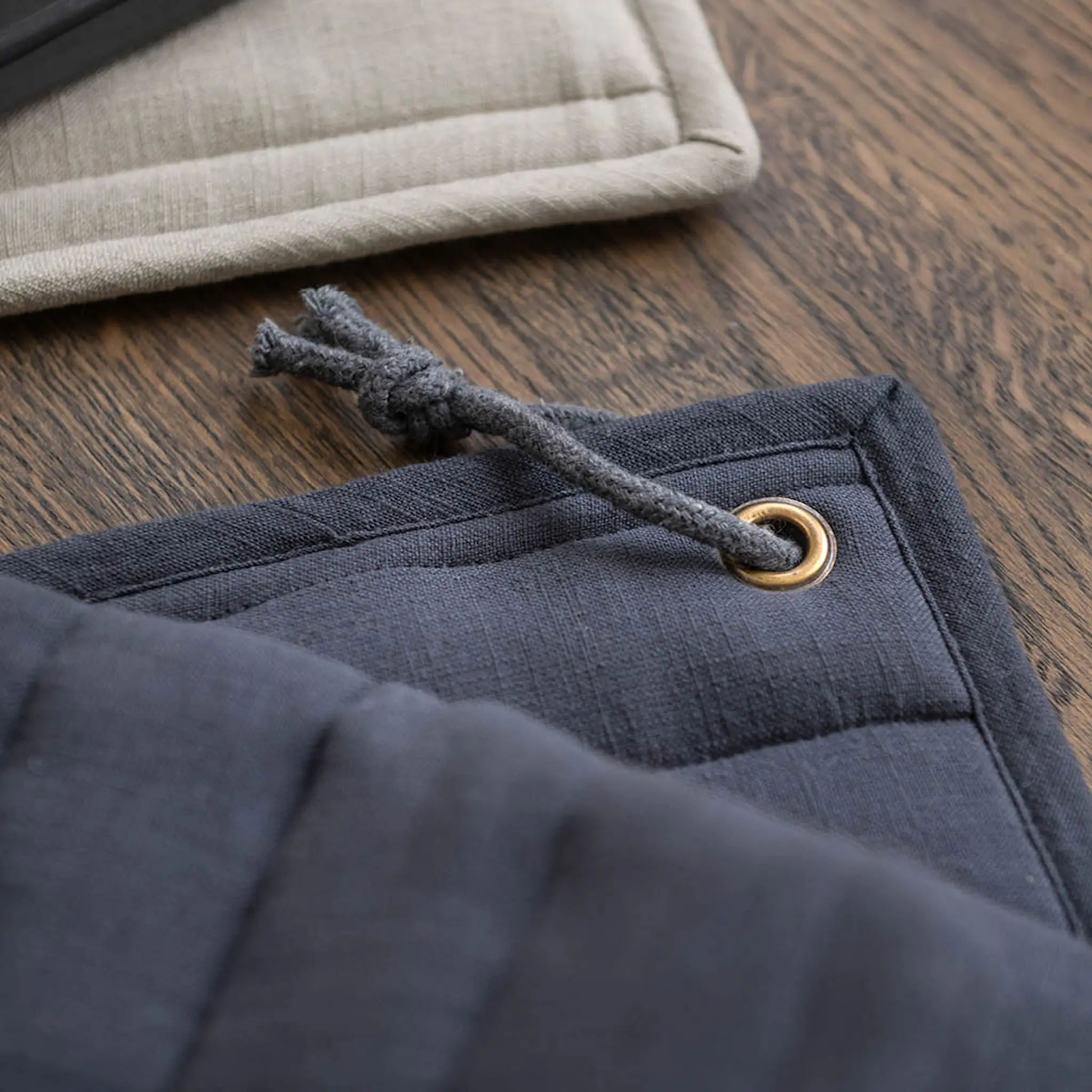 Fanni K Raitti grytlapp 24x24 cm granit