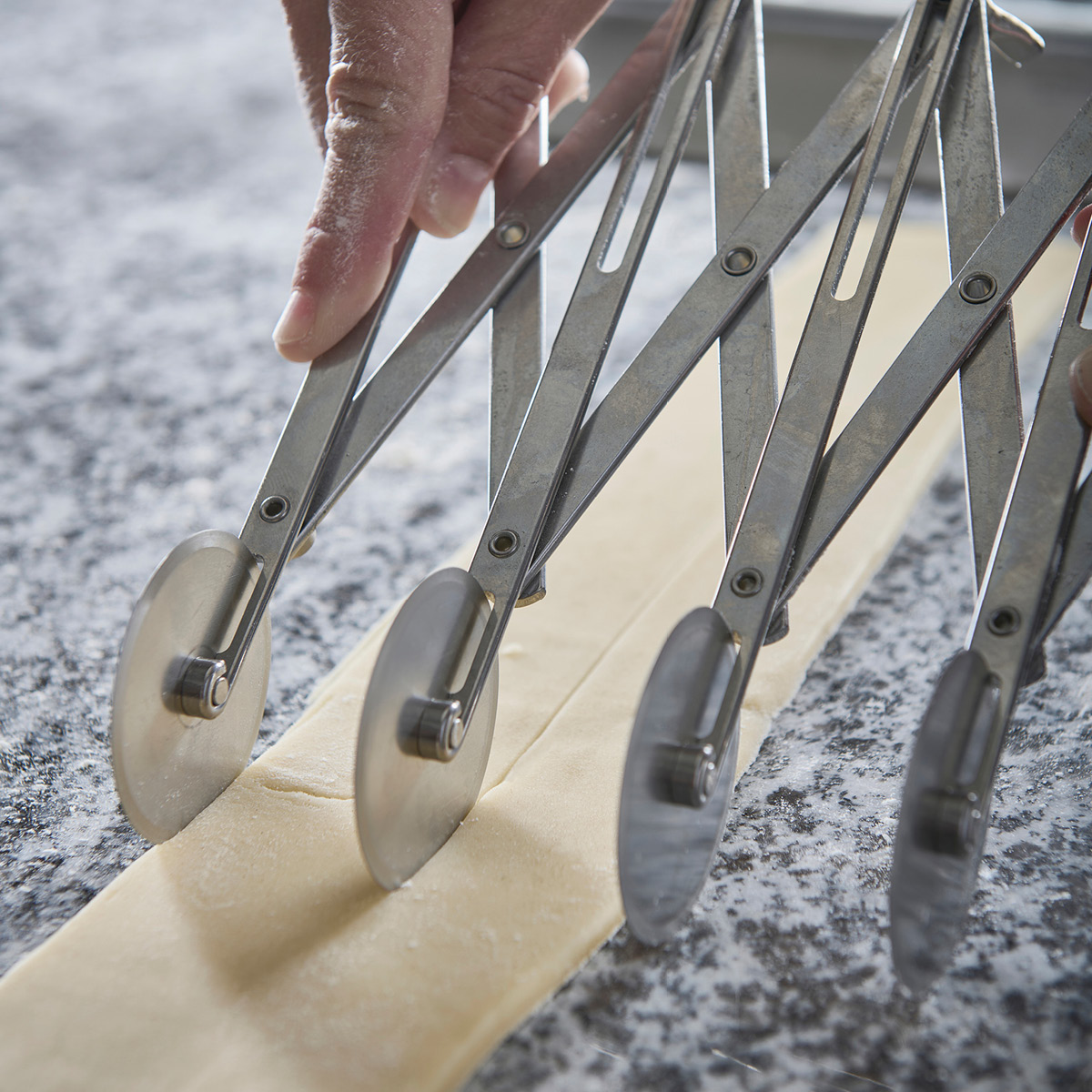 de Buyer Degskärare med 5 hjul 22,5x5,5 cm stål