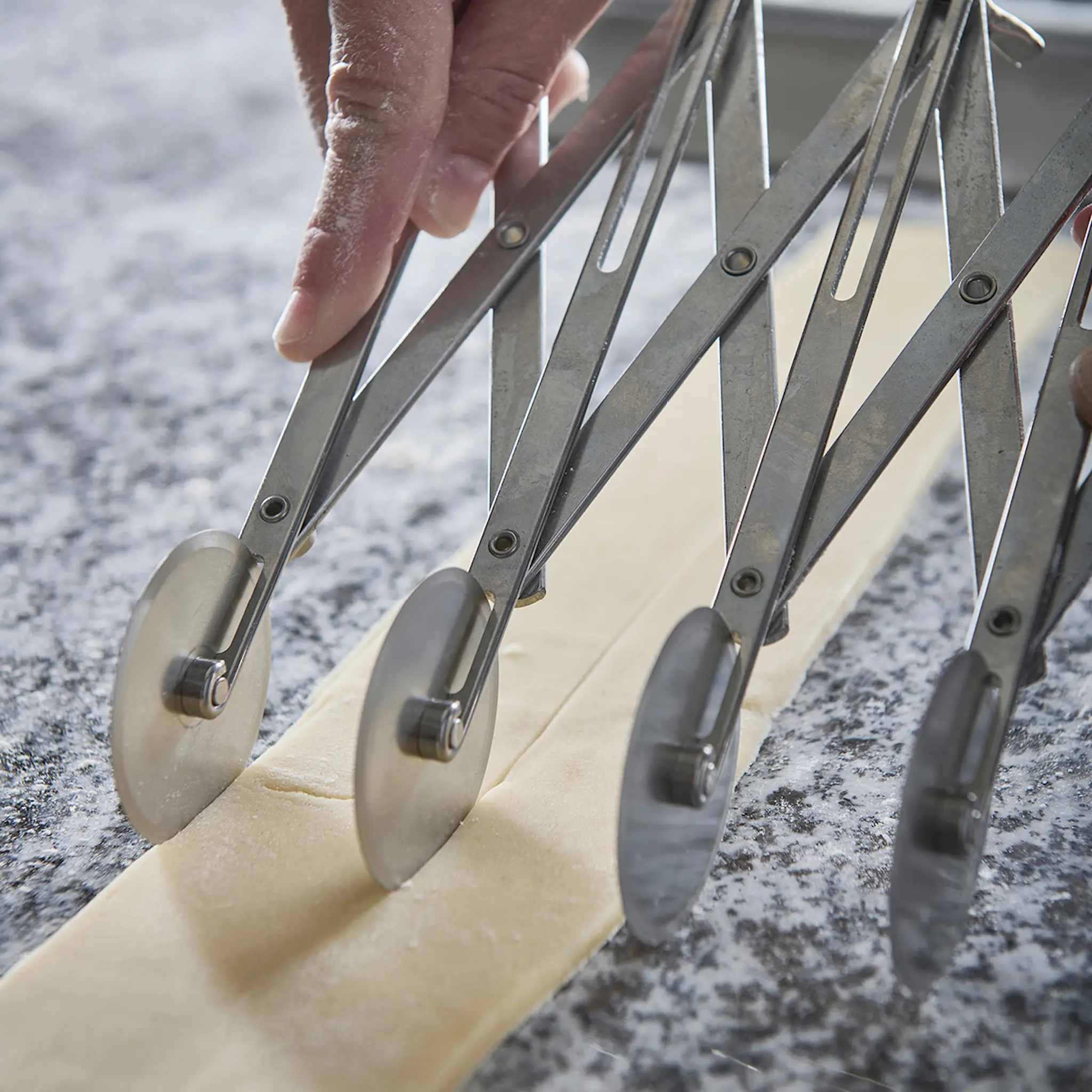 de Buyer Degskärare med 5 hjul 22,5x5,5 cm stål