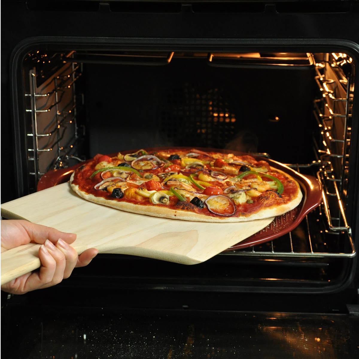 Emile Henry Pizzasten räfflad 40 cm röd