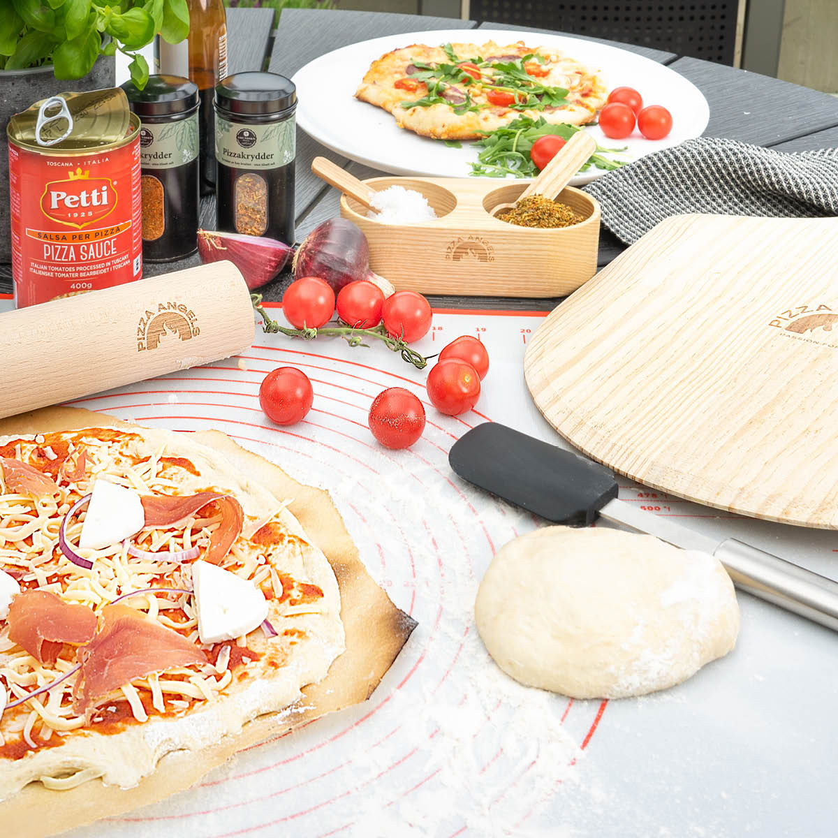 Modern House Pizza Angels bakematte hvit/rød