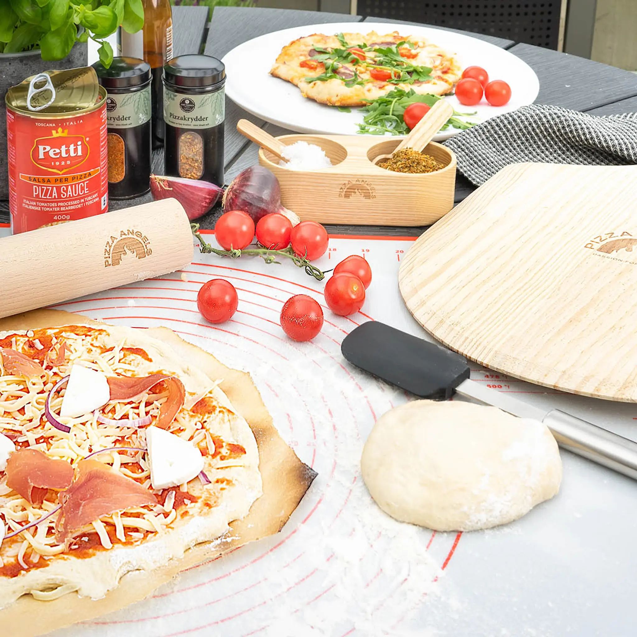 Modern House Pizza Angels Leivontamatto 70x50 cm Valkoinen/Punainen