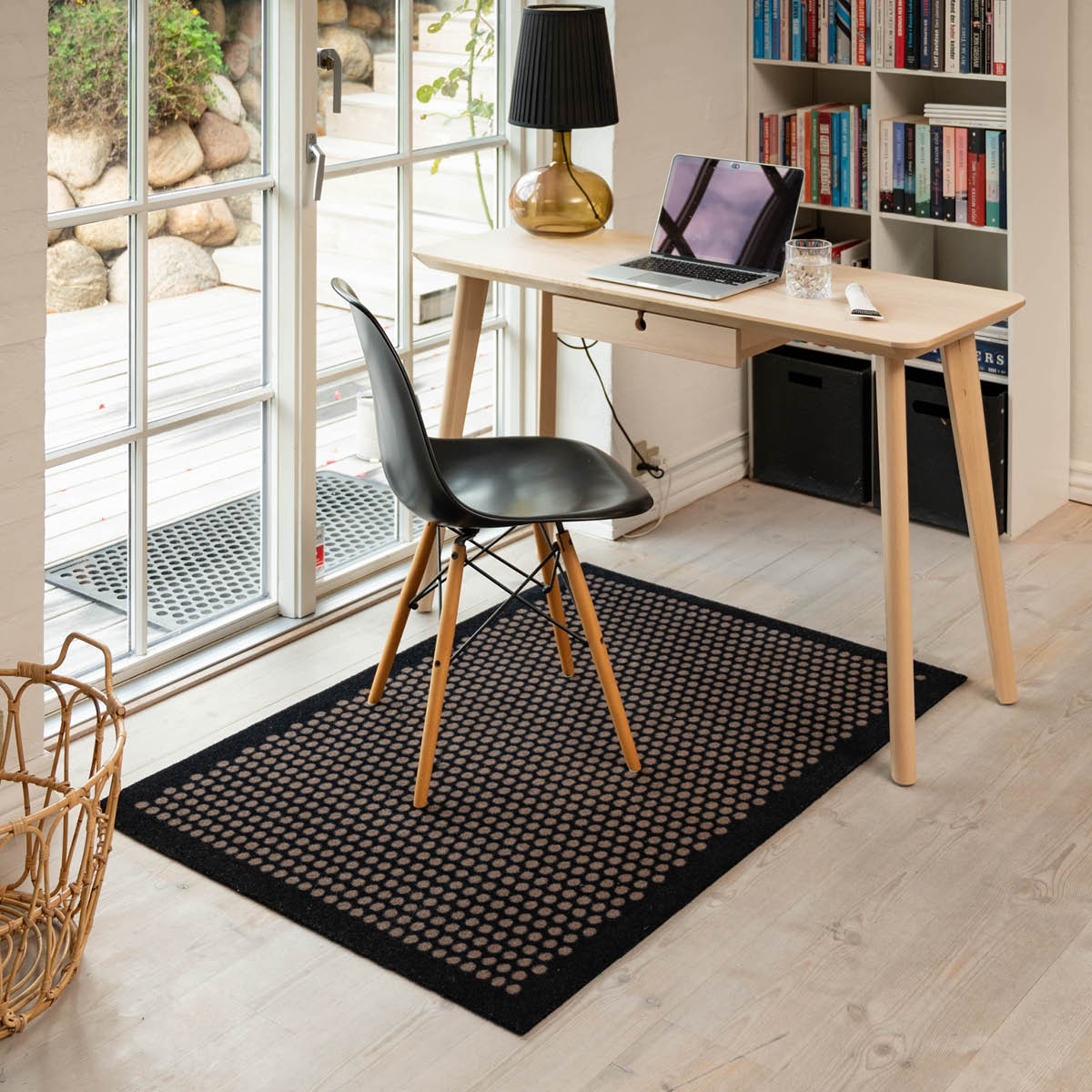 Tica Copenhagen Dot gulvmatte 130x90 cm svart/sand