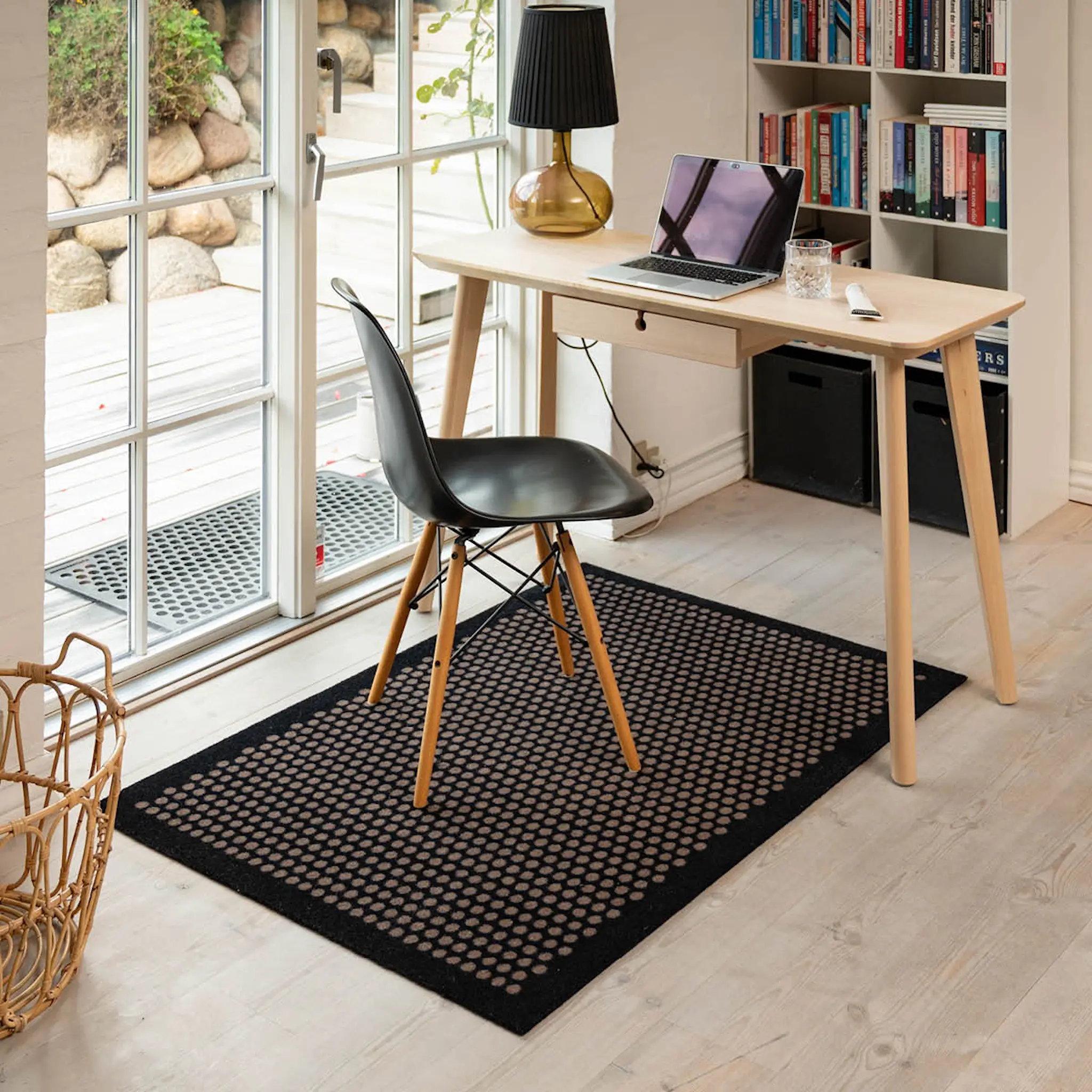 Tica Copenhagen Dot golvmatta 130x90 cm svart/sand
