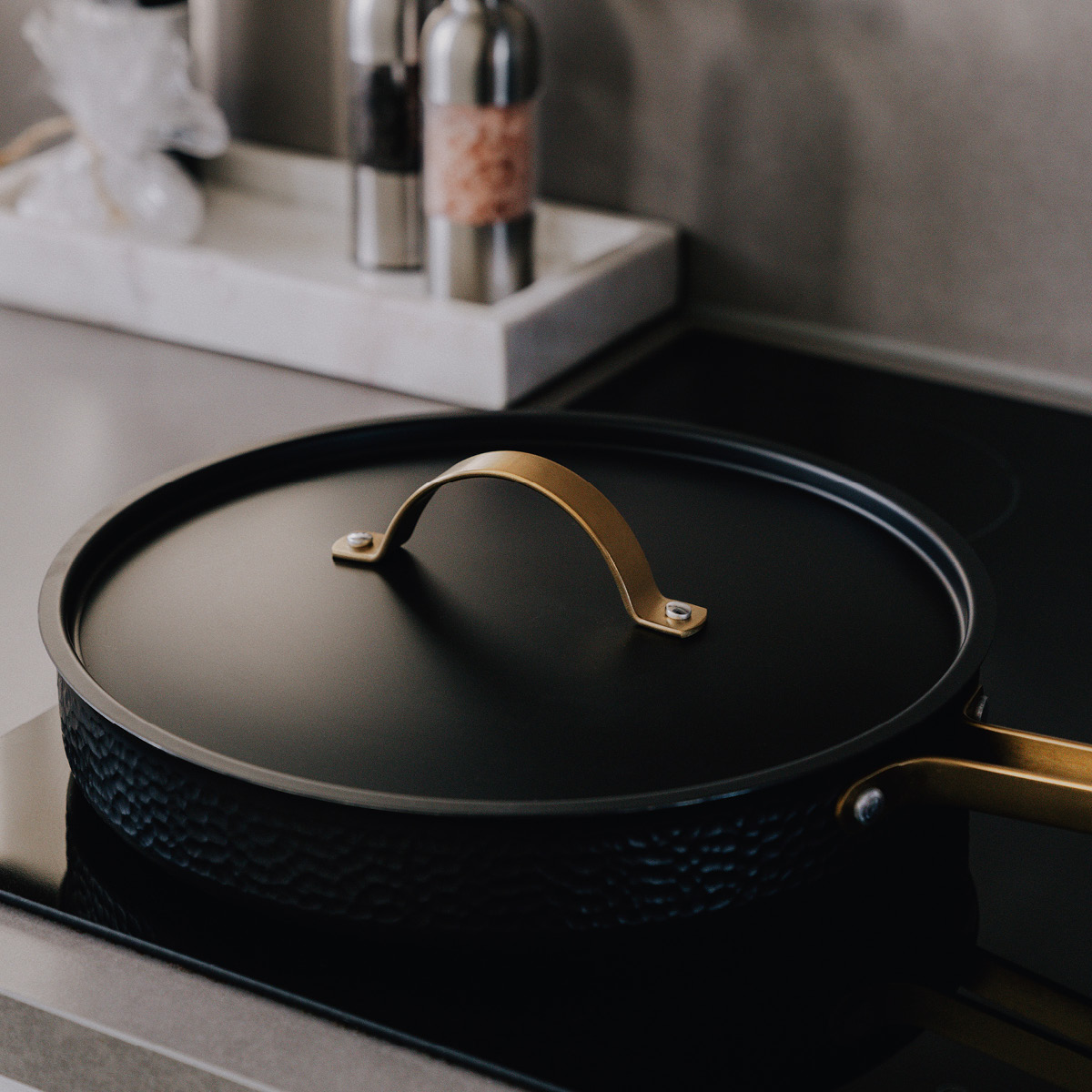 Vargen & Thor Arvet Universaali kansi 28 cm Musta