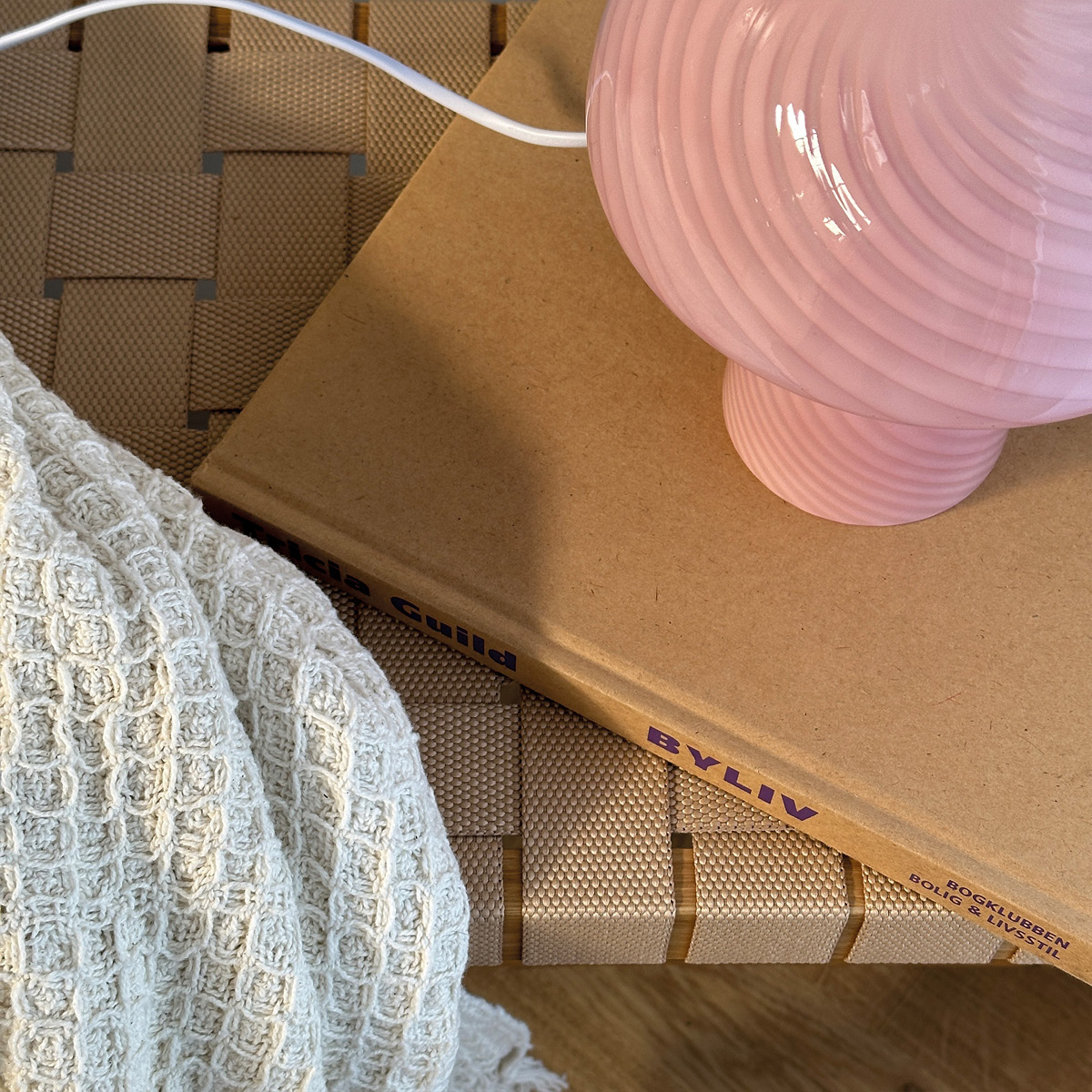 Dyberg Larsen Jenny Pöytävalaisin 23 cm Vaaleanpunainen