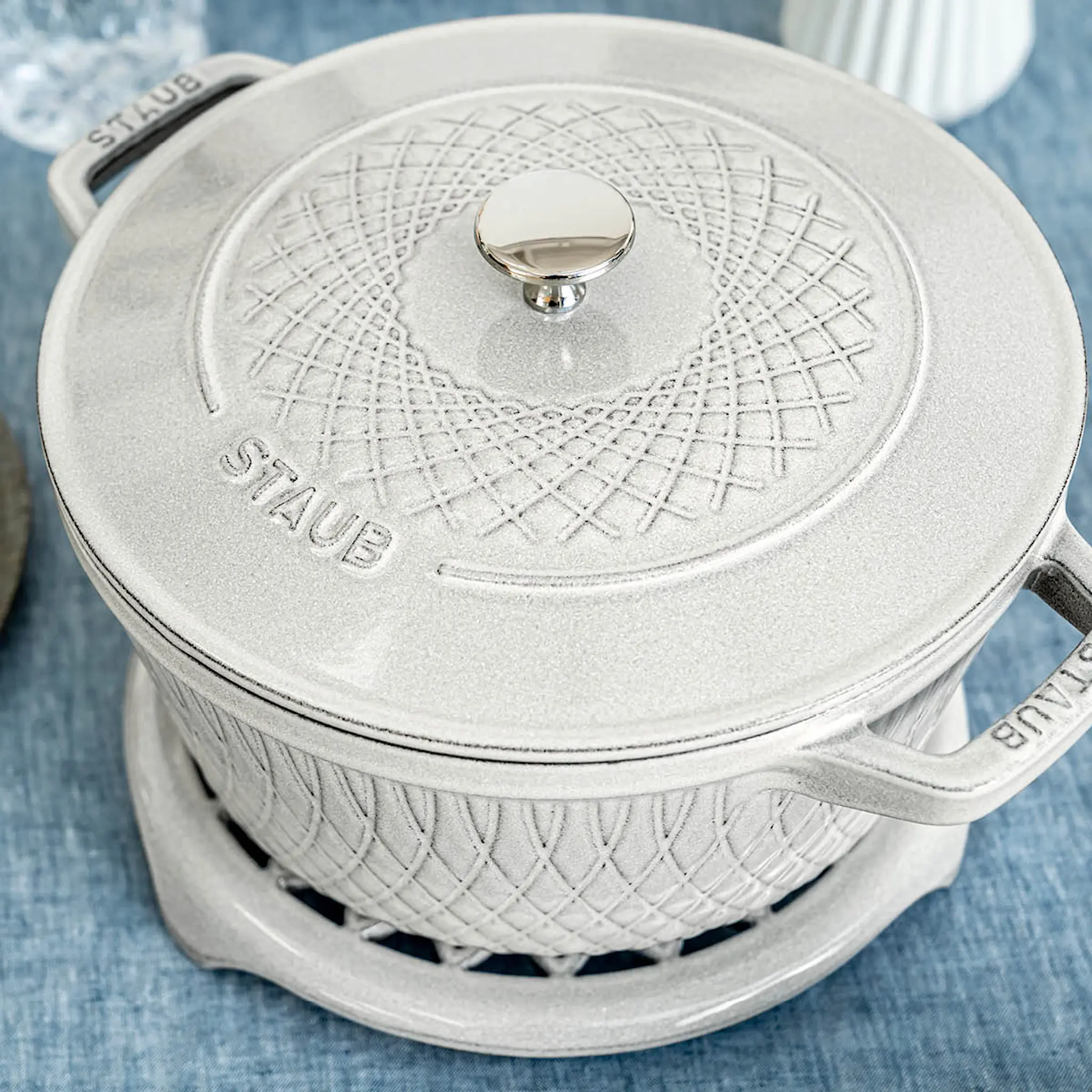 Staub Twister Valurautapata 24 cm 4L White Truffle