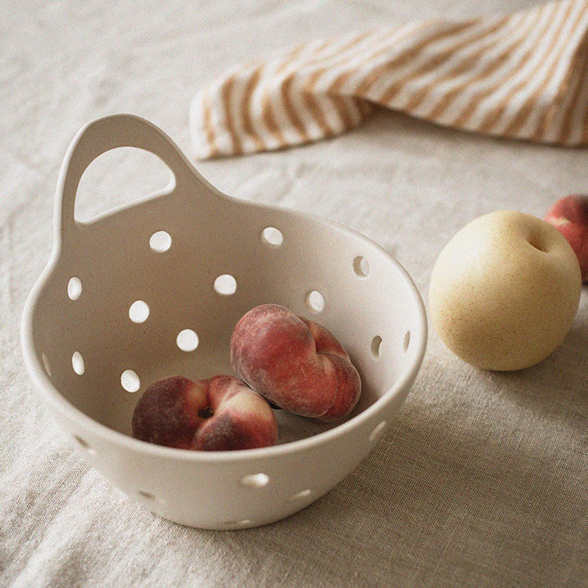 Tell Me More Palermo durkslag stengods 18 cm cream