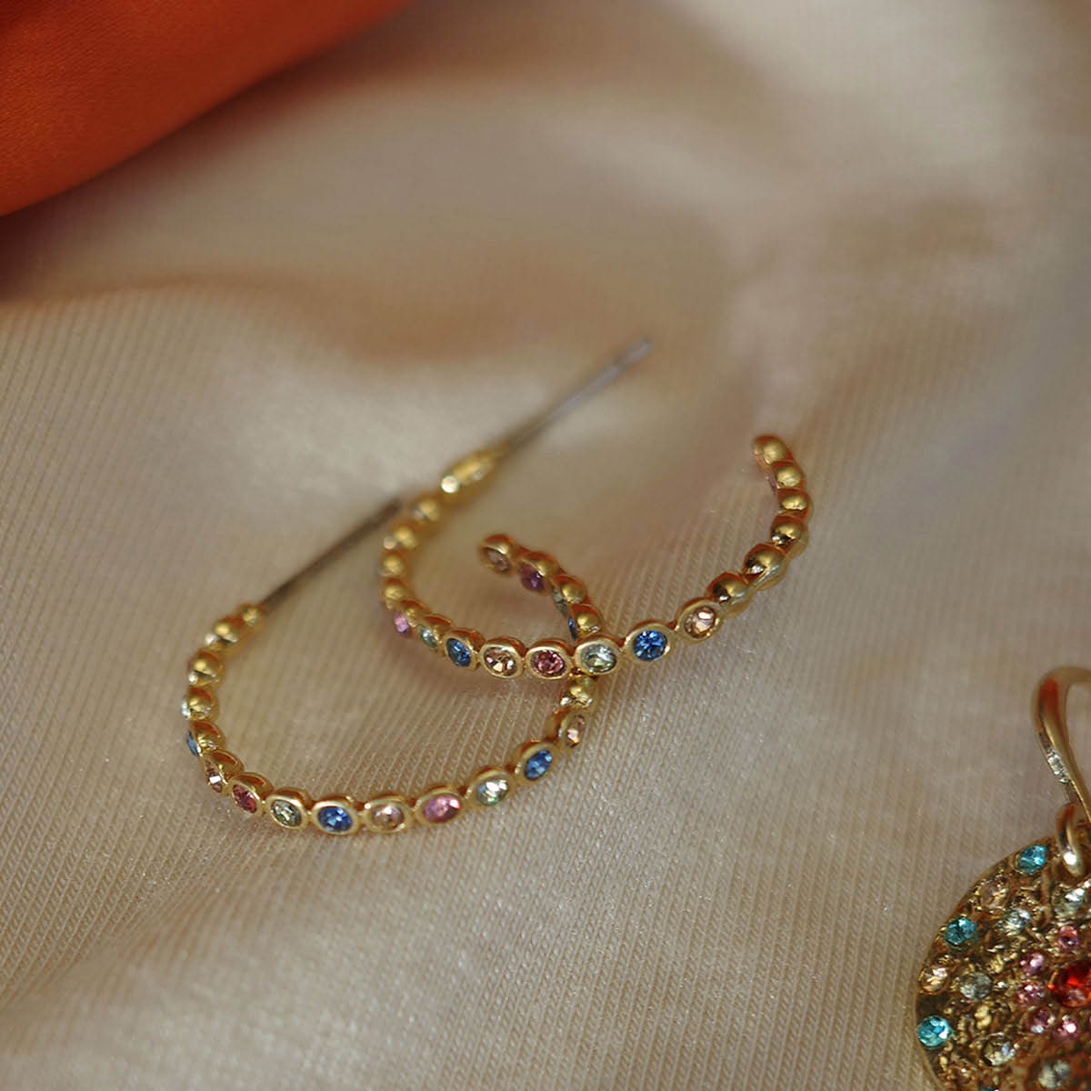 A&C Oslo AS Vibrance örhängen guld/multi