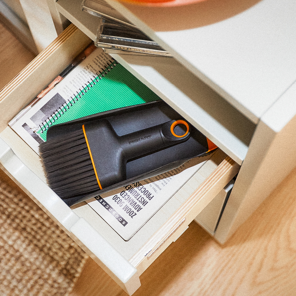 Fiskars Plantespade og kost 2-in-1