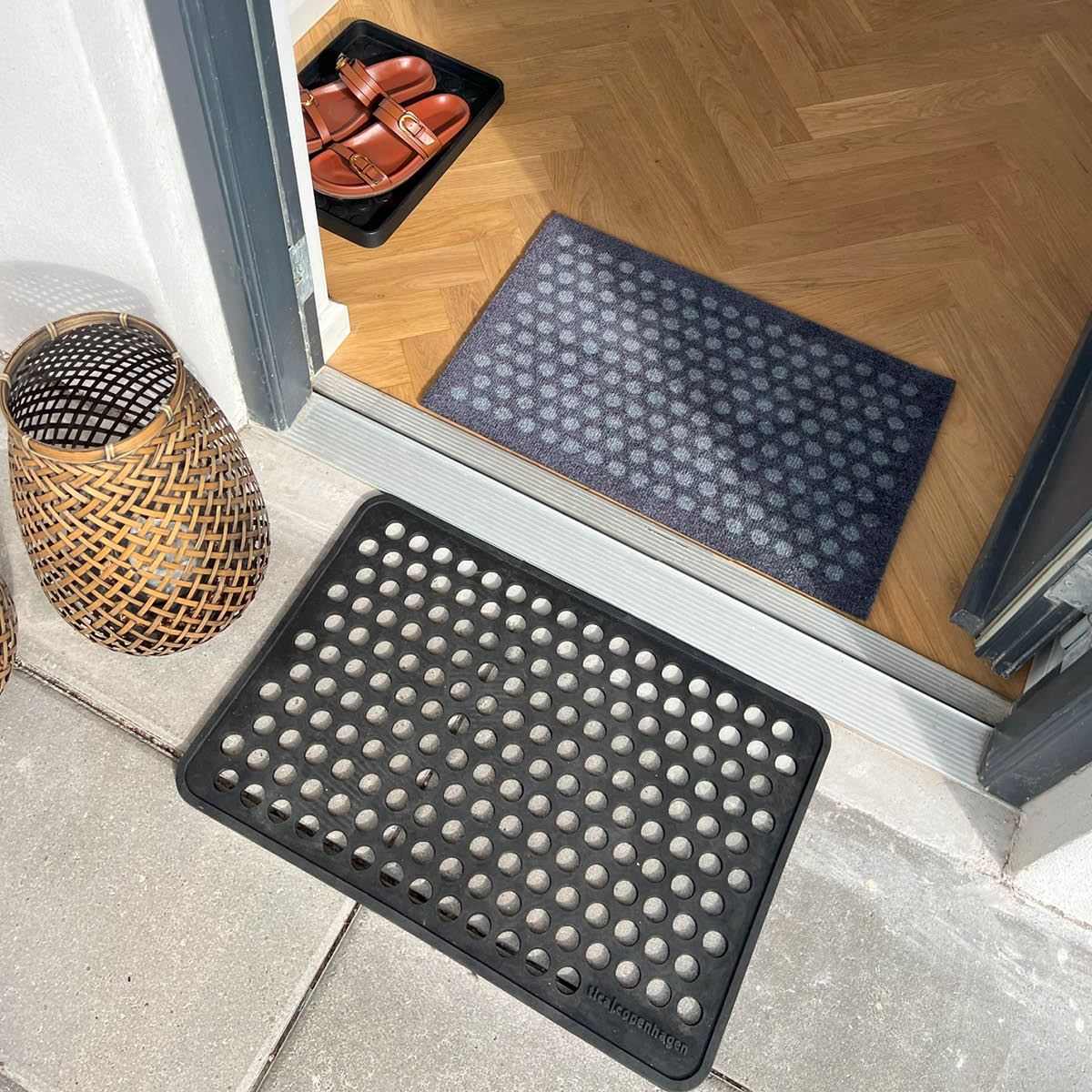 Tica Copenhagen Dot skobricka liten 28x38x3 cm svart