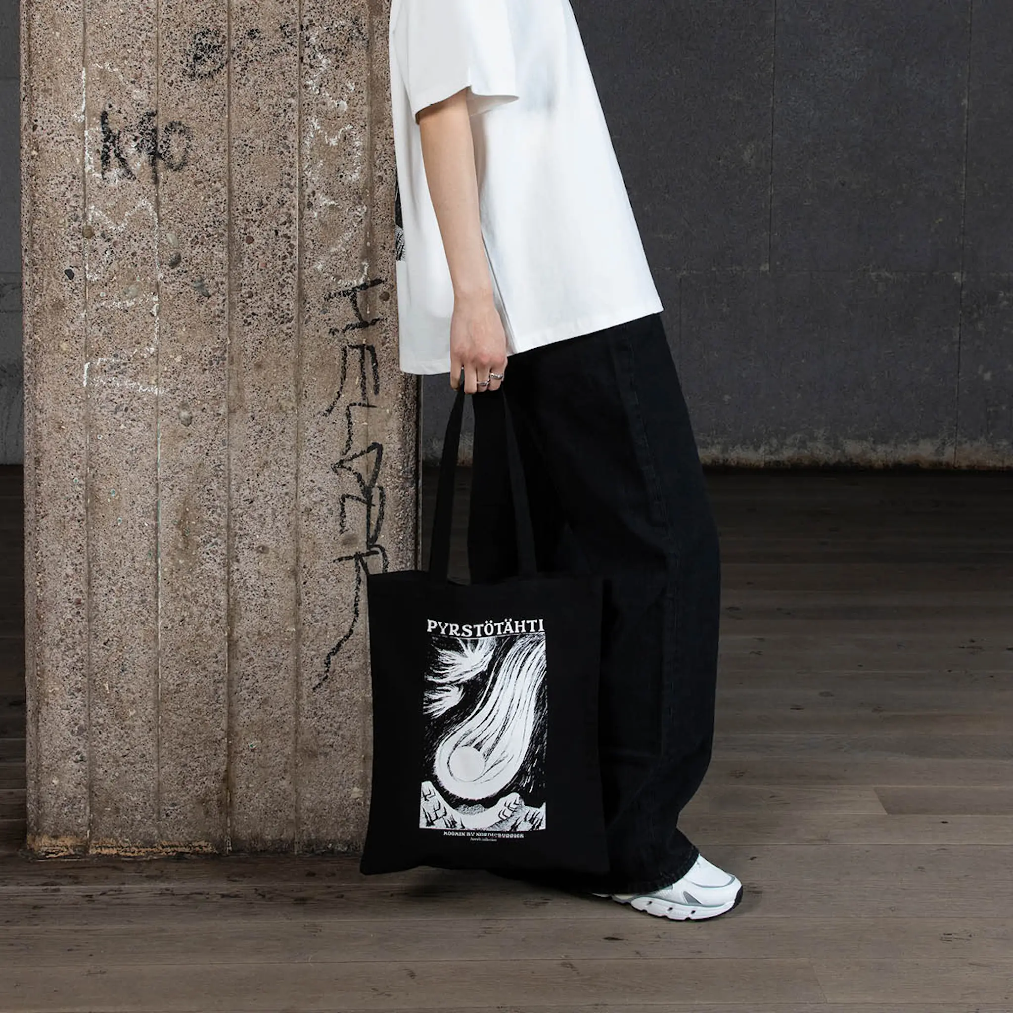 Nordicbuddies Mumin Novels tygpåse 38,5x42 cm Kometen svart