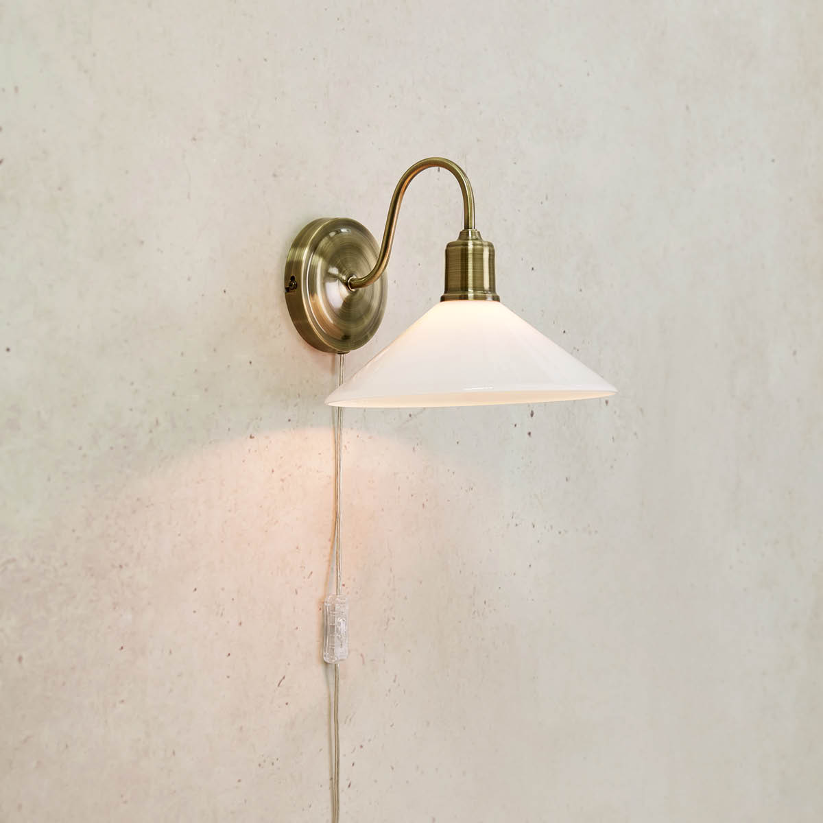 Markslöjd Vela vegglampe 21 cm antique messing/hvit