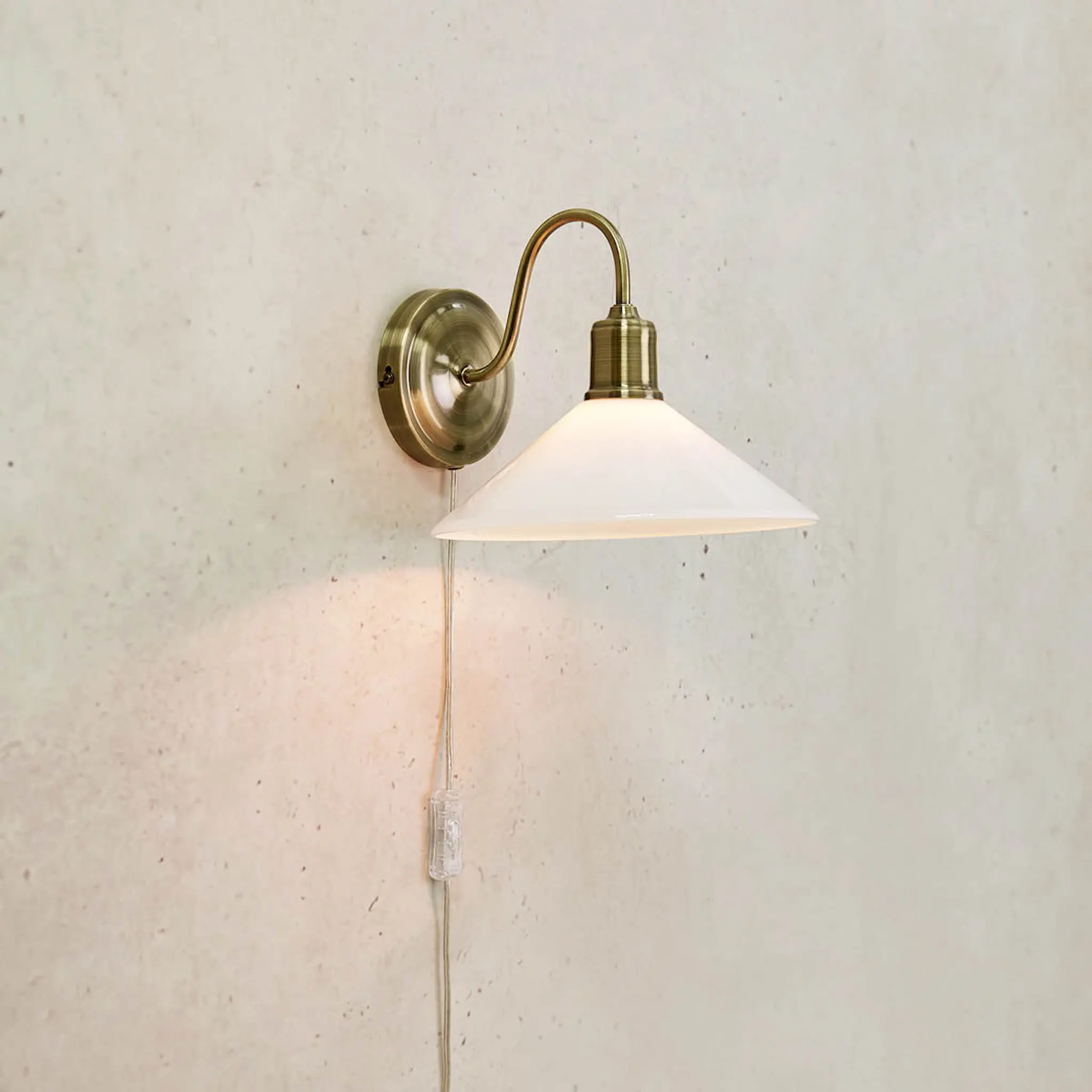 Markslöjd Vela vägglampa 21 cm antik mässing/vit