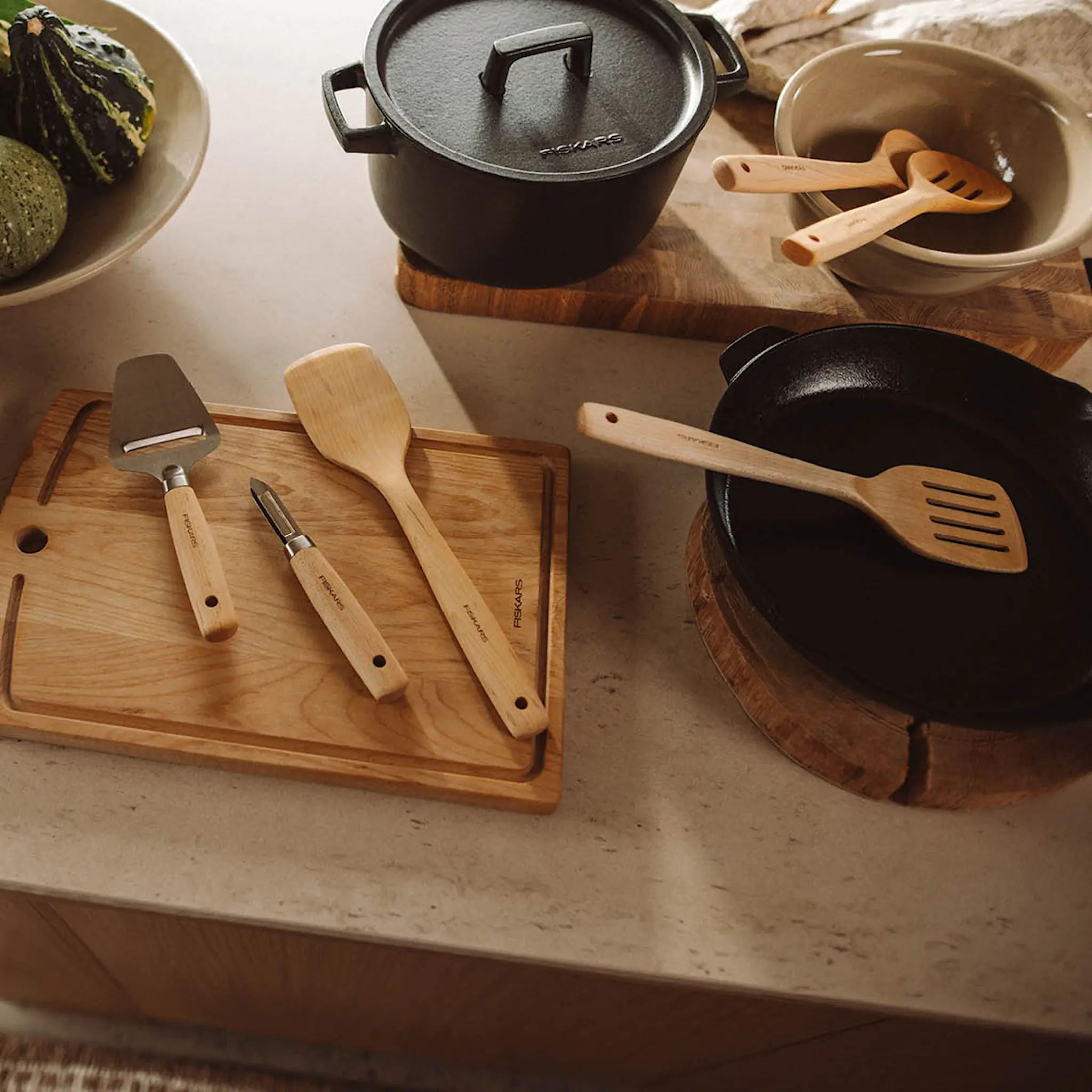 Fiskars Folken stekespade perforert 30 cm tre