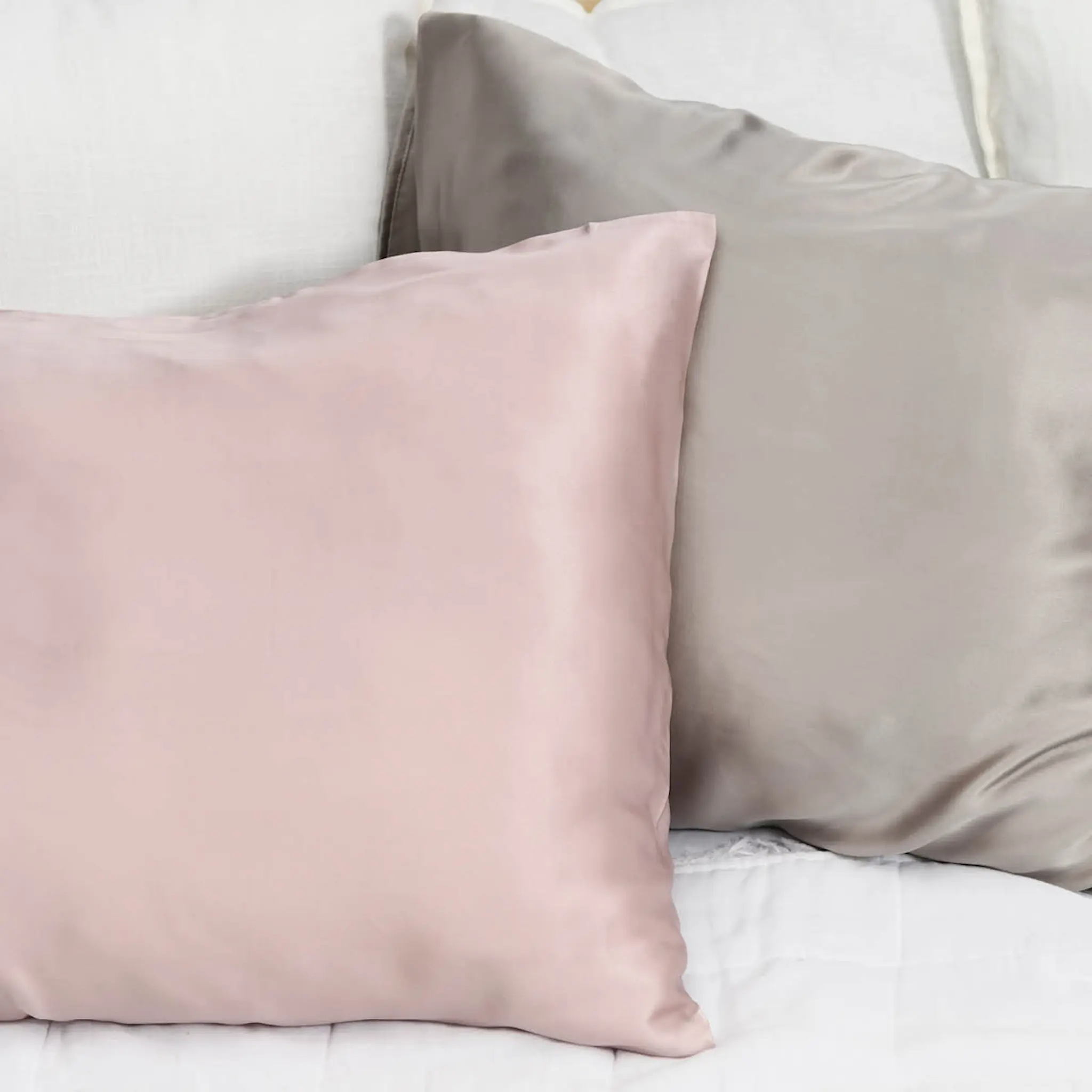 Fanni K Putetrekk silke 50×60 cm lyserosa