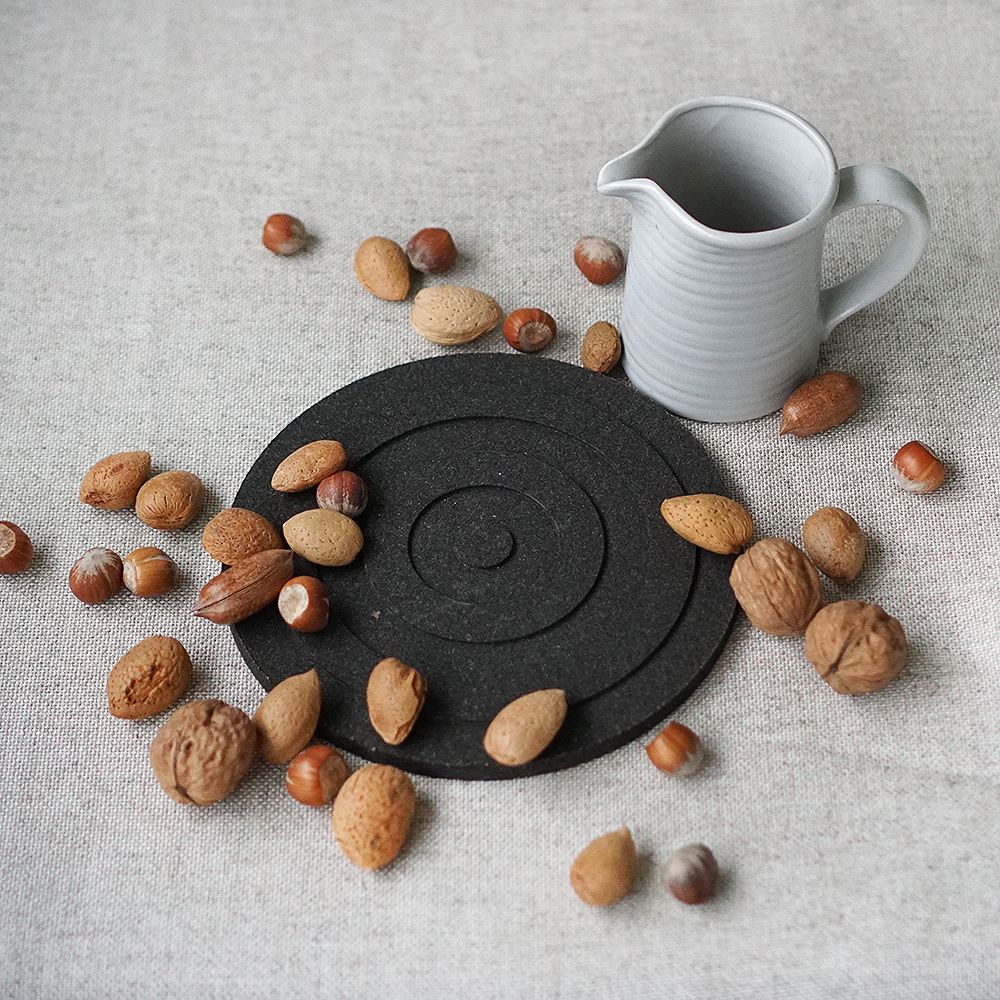 Born in Sweden Gryteunderlag kork 21 cm svart