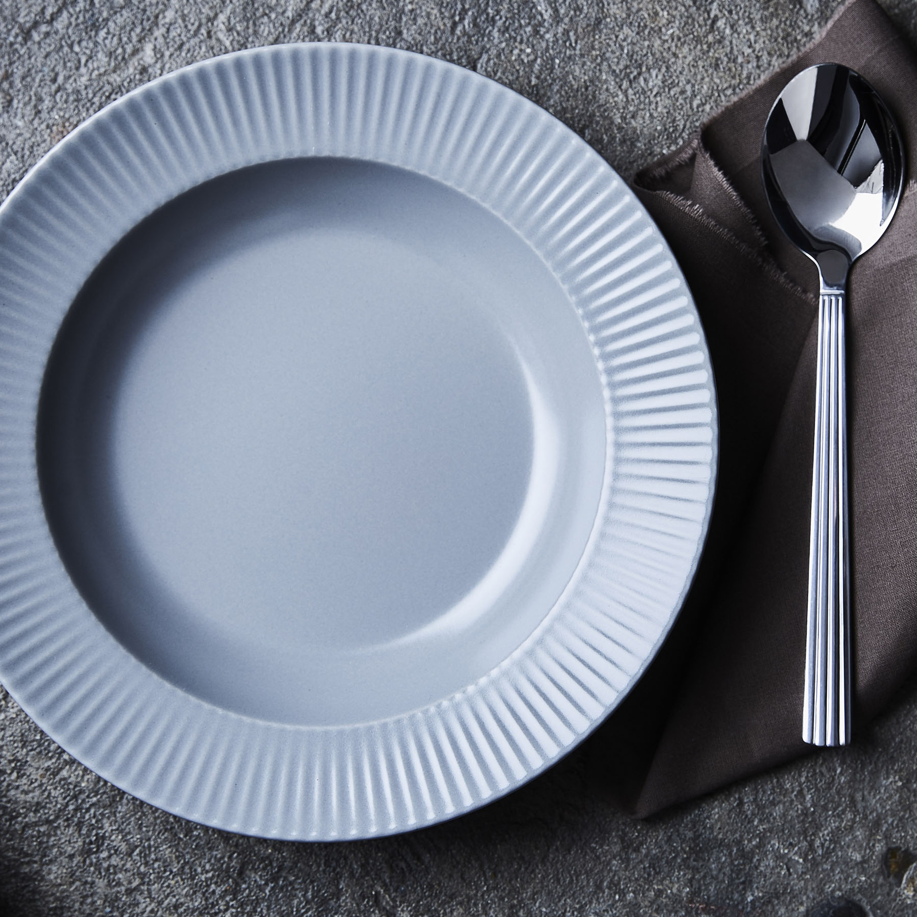 Aida Groovy stentøy suppetallerken 23 cm grå