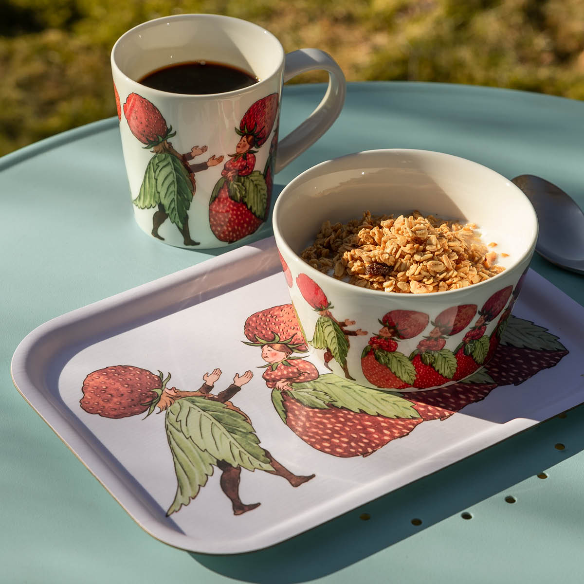 Design House Stockholm Elsa Beskow bricka 20x27 cm Jordgubbsfamiljen