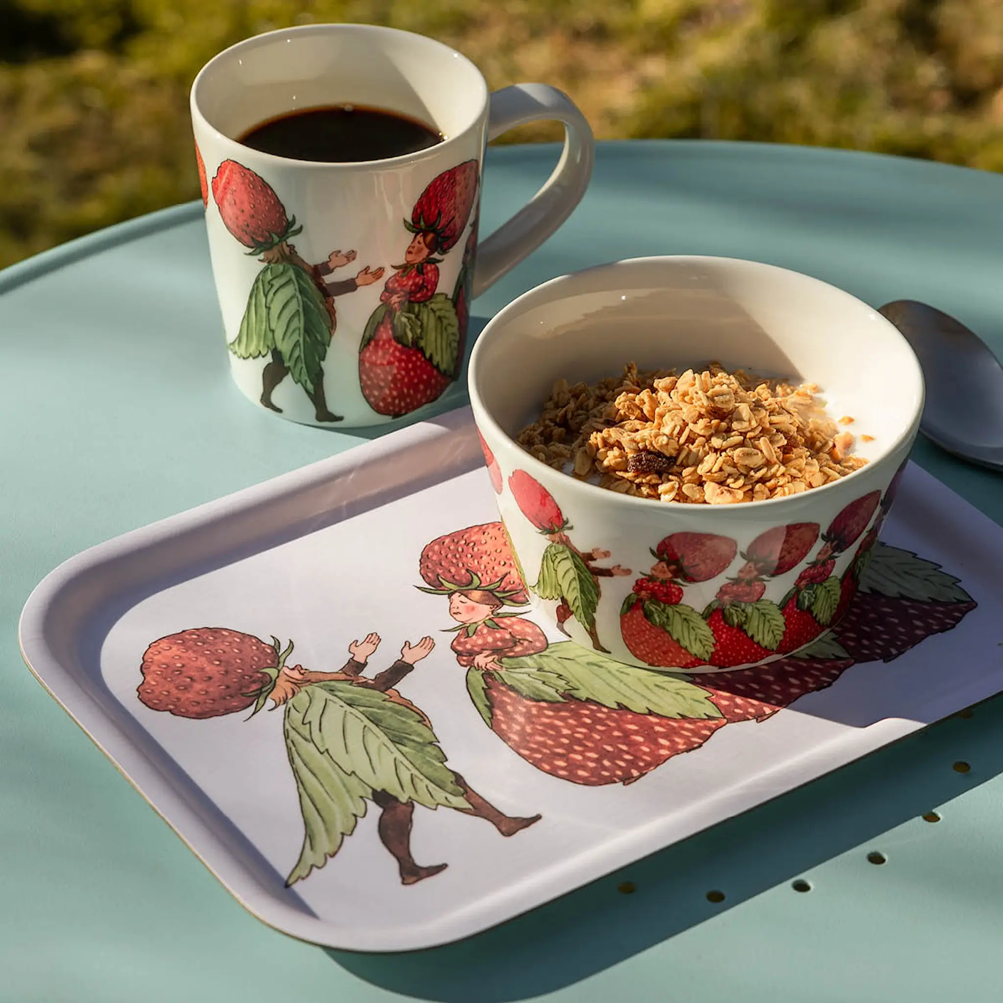 Design House Stockholm Elsa Beskow bricka 20x27 cm Jordgubbsfamiljen