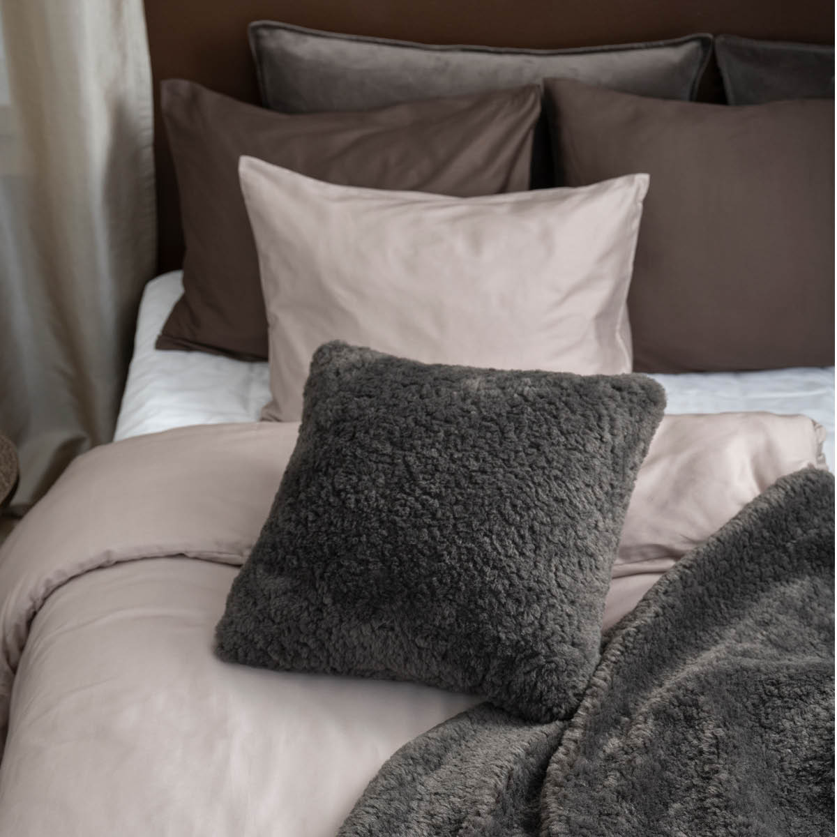 Fanni K Wooly pute 45x45 cm granitt