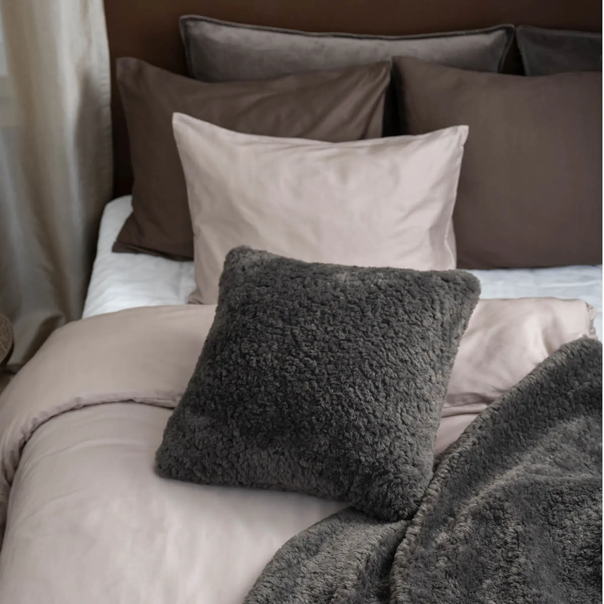 Fanni K Wooly pute 45x45 cm granitt