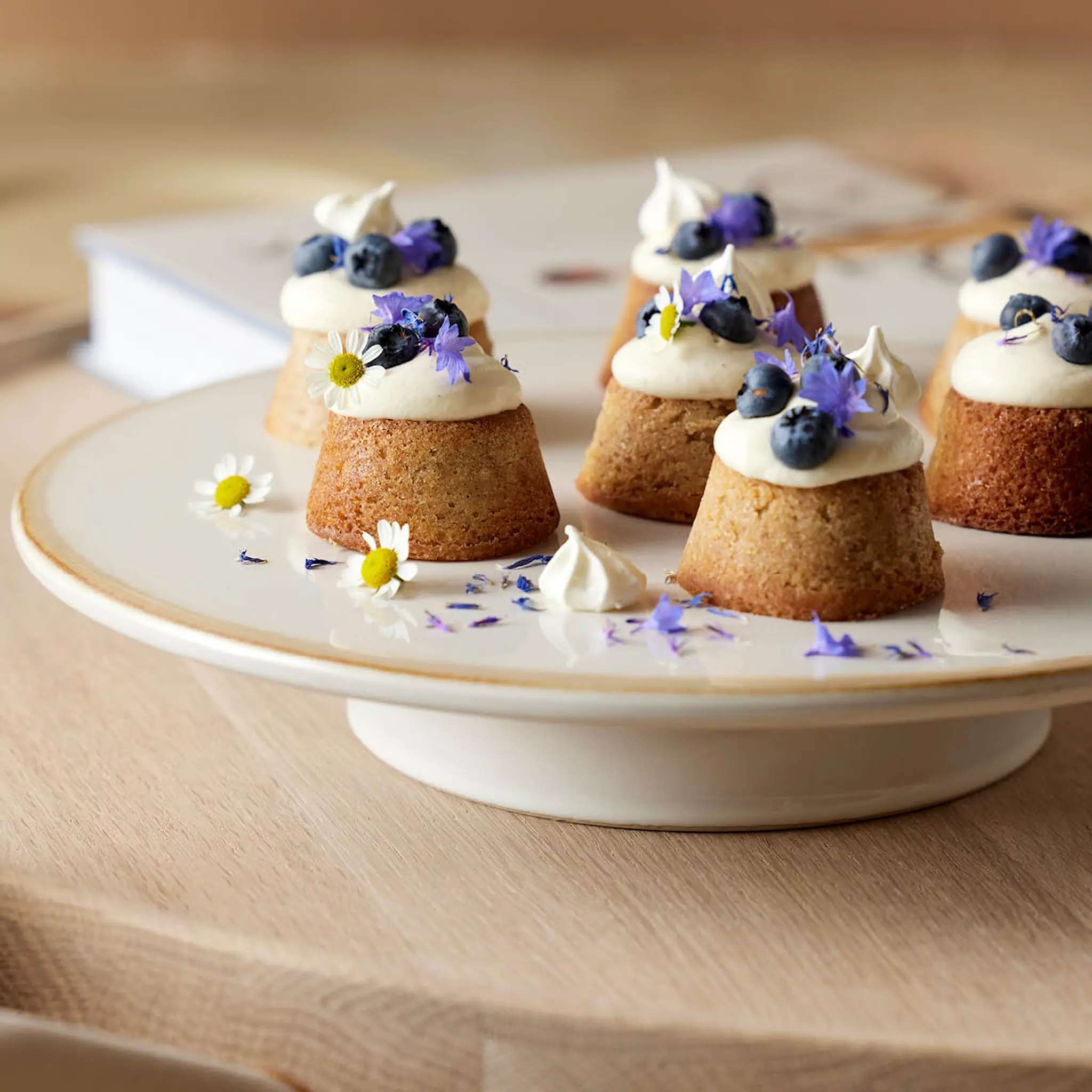 Bitz Tårtfat på fot 30x5,5 cm Gräddvit